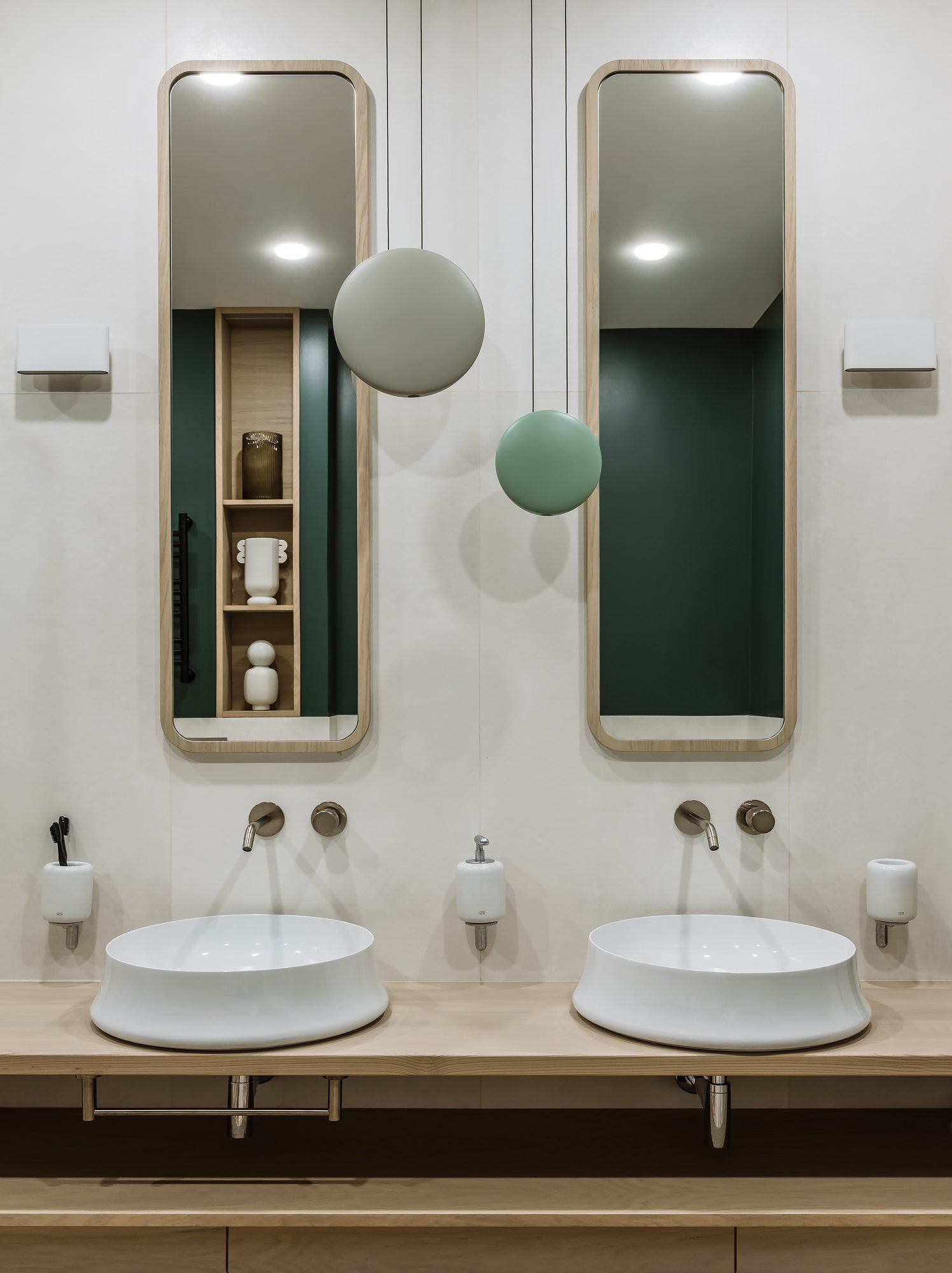 Ванная комната. Тумба и зеркала сделаны на заказ в столярной мастерской Николая Захарова.