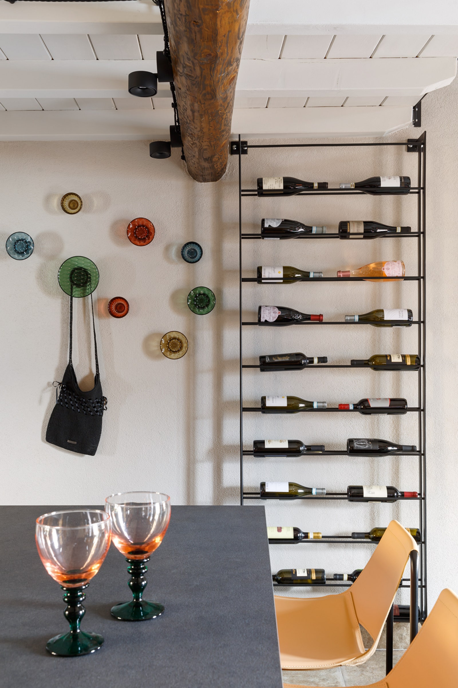 Зона кухни. Крючки Kartell бокалы винтажные металлический стеллаж для вина сделан по эскизам дизайнера.