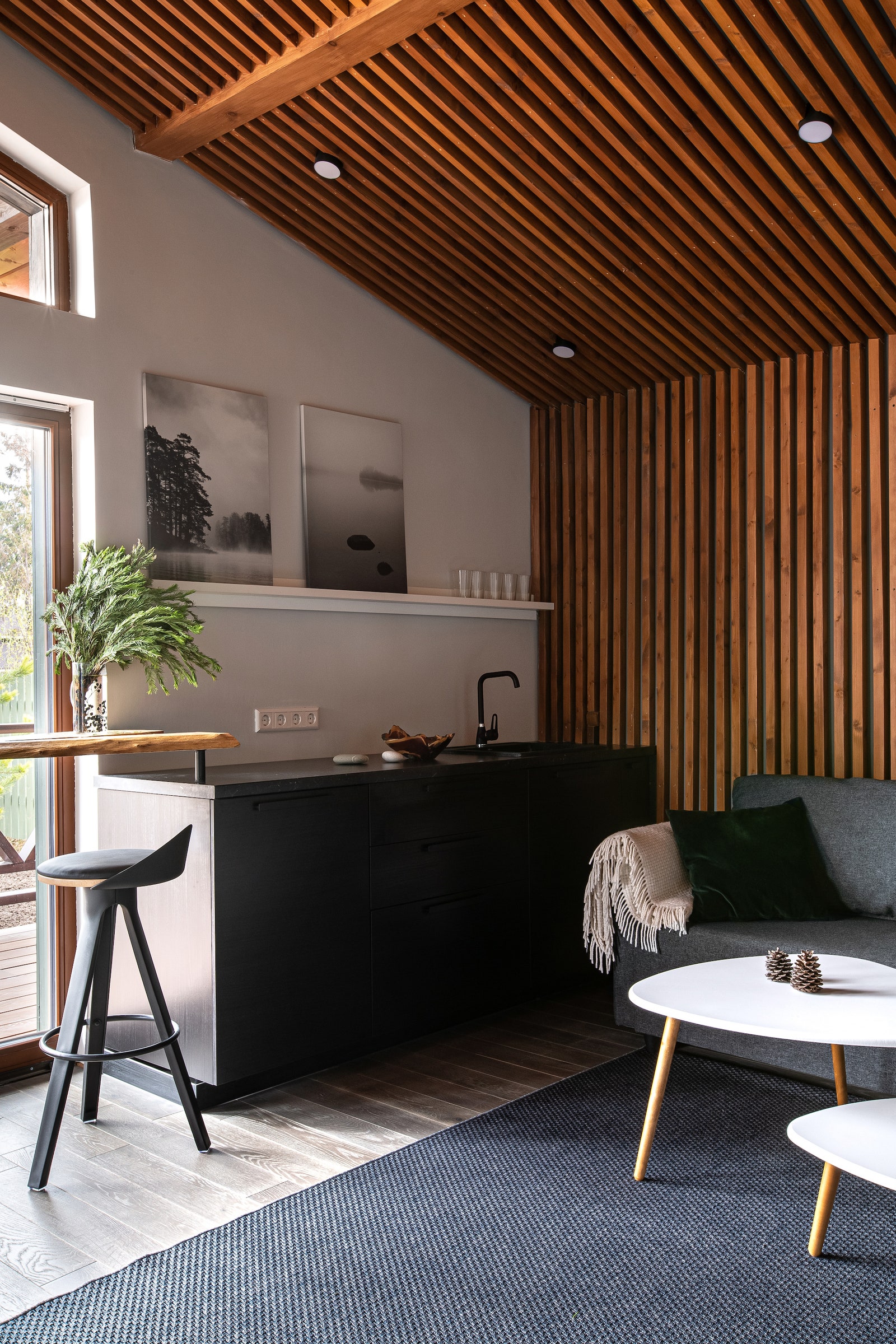 Комната отдыха. Журнальный столик “Стилгрей” “Калифорния мебель” кухня IKEA барный стул Libra Soft “Дизайн Cклад” барная...