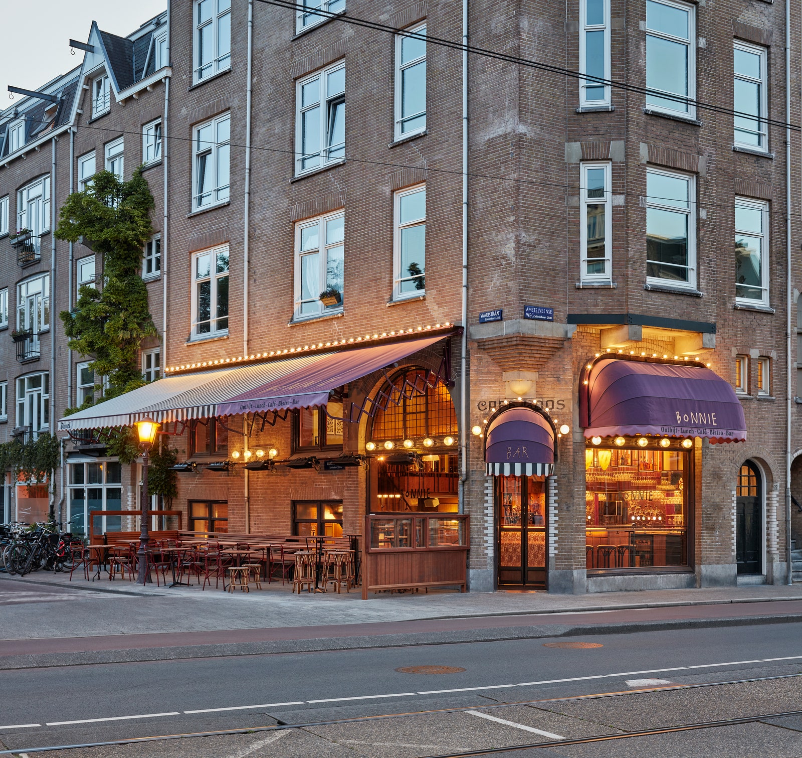 Обновленный бар со столетней историей в Амстердаме