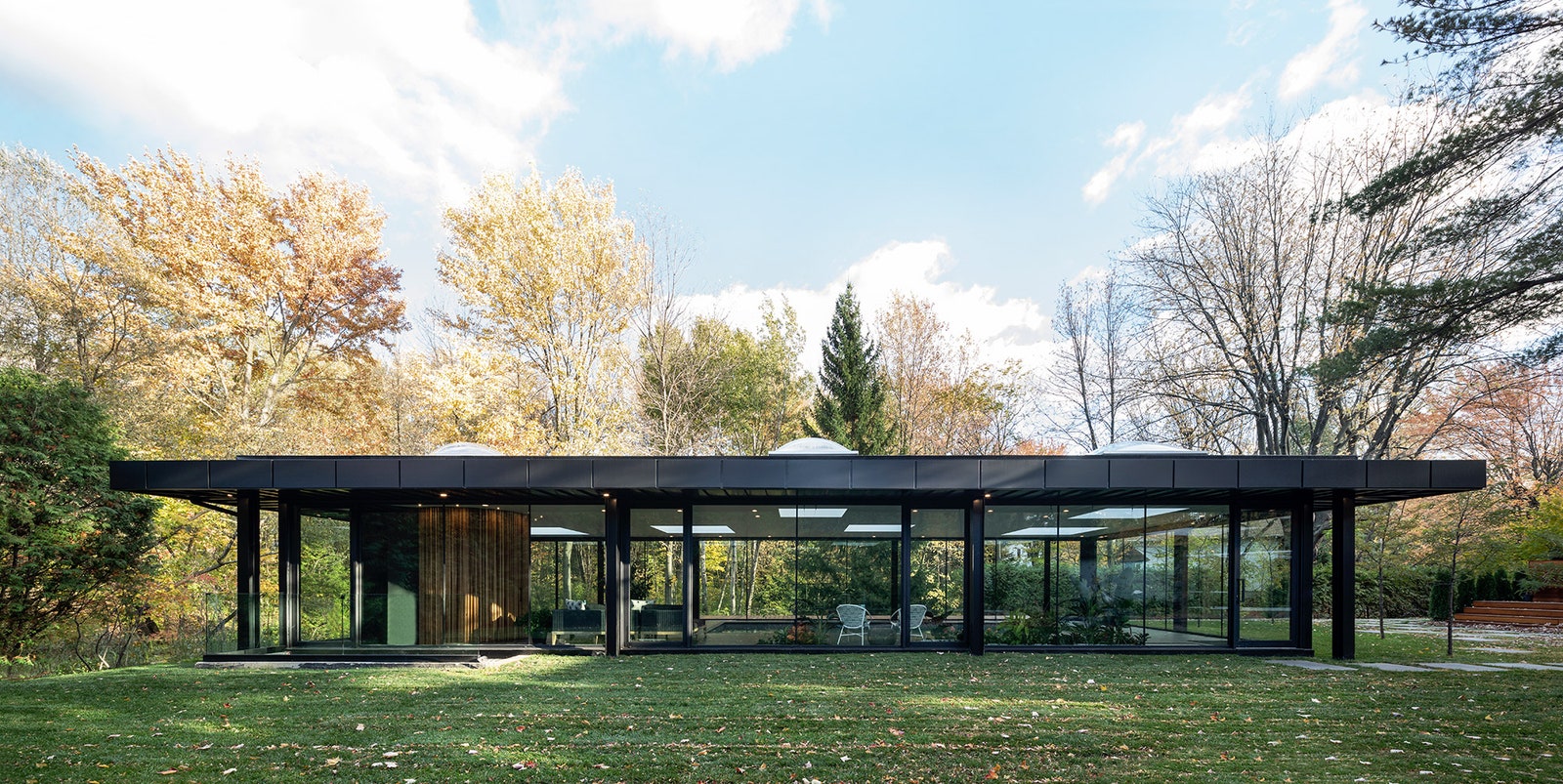 Стеклянный павильон в Канаде вдохновленный архитектурой Филипа Джонсона
