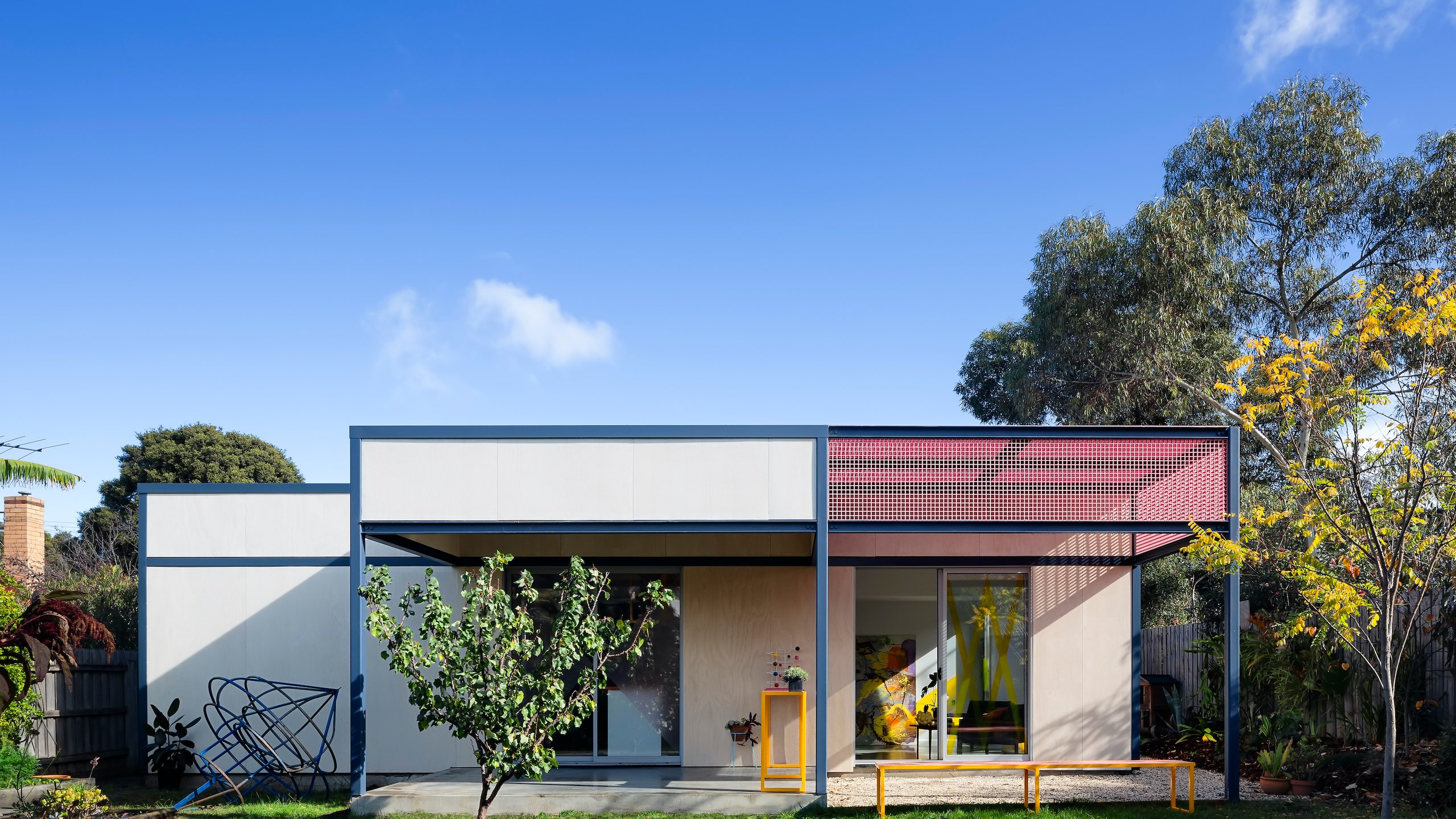 Цветная перестройка модернистского дома в Мельбурне