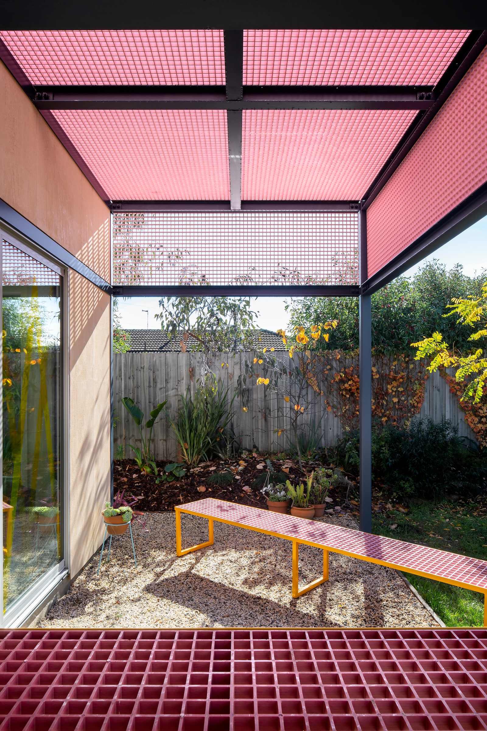 Цветная перестройка модернистского дома в Мельбурне
