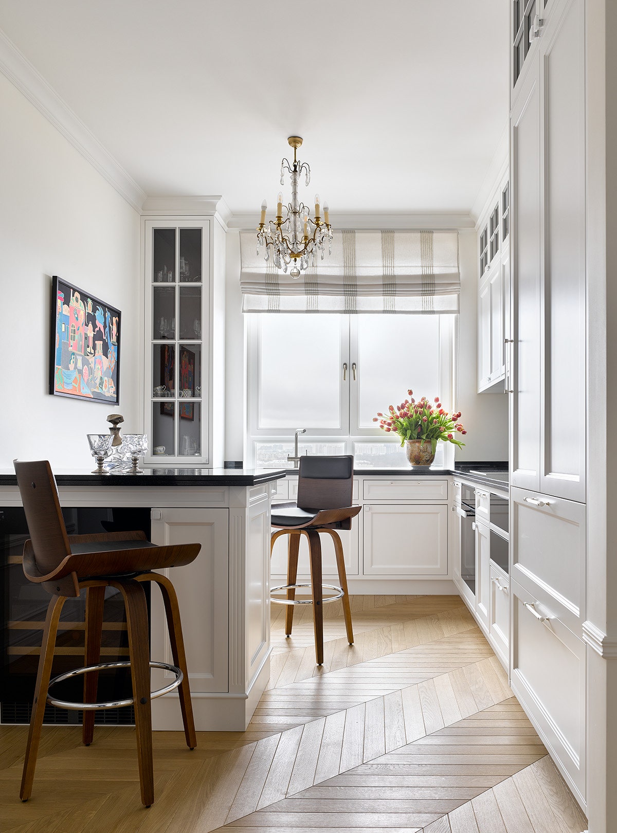 Кухня. Кухонная мебель сделана по эскизам автора проекта в компании “Крафт Мебель”. Барные стулья винтаж Дания...