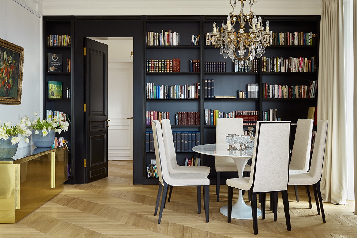 Зона столовой. Библиотека сделана на заказ по эскизам декоратора в компании “Крафт Мебель”.