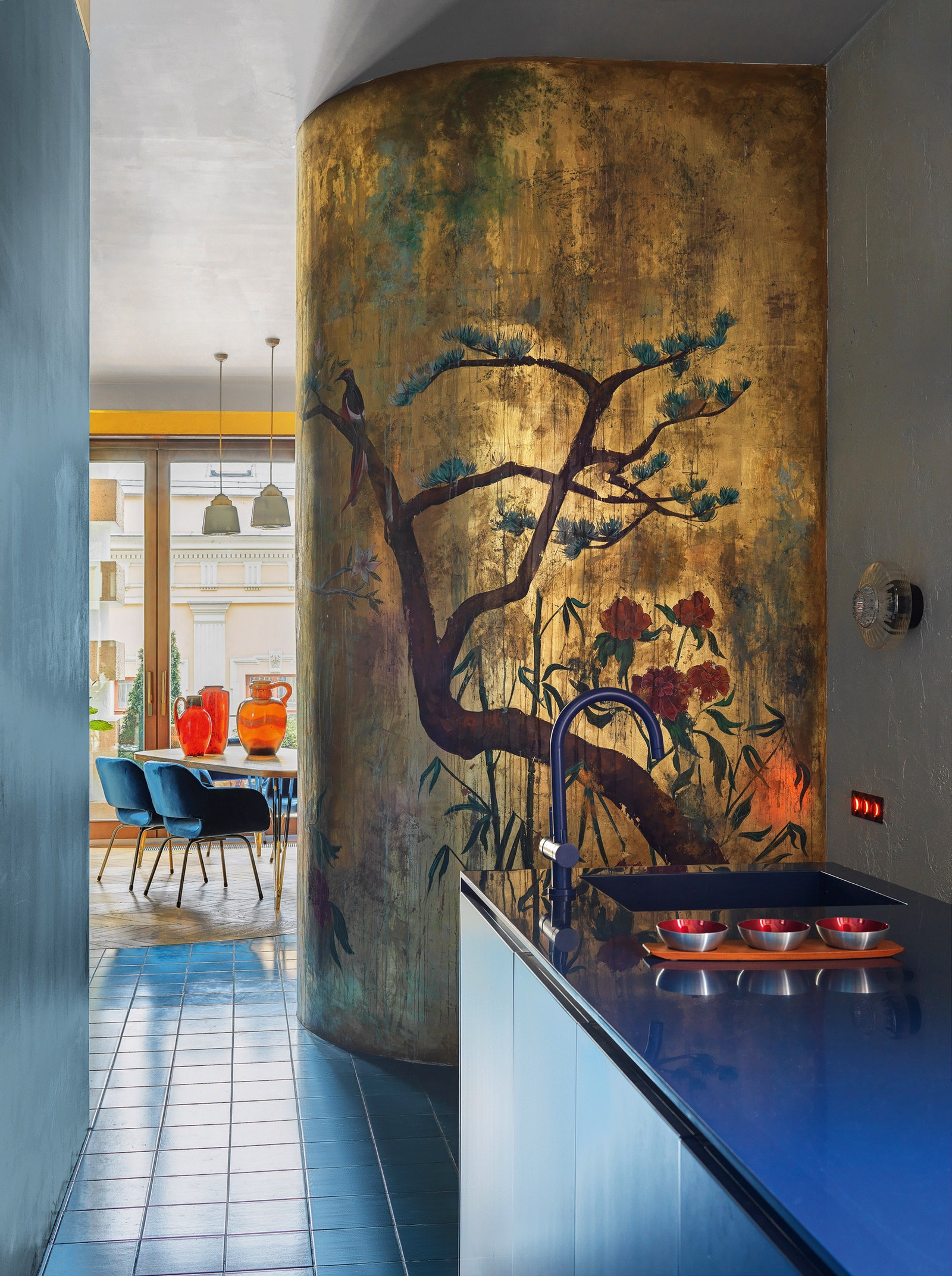Вид из кухни на зону столовой. Стена украшена ручной состаренной росписью в стиле шинуазри за ней находится гардеробная....