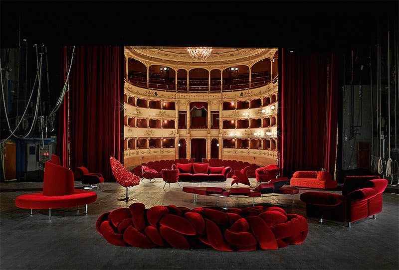 Мебель Edra на сцене театра Пергола во Флоренции где компания отмечала свой юбилей галаужином.