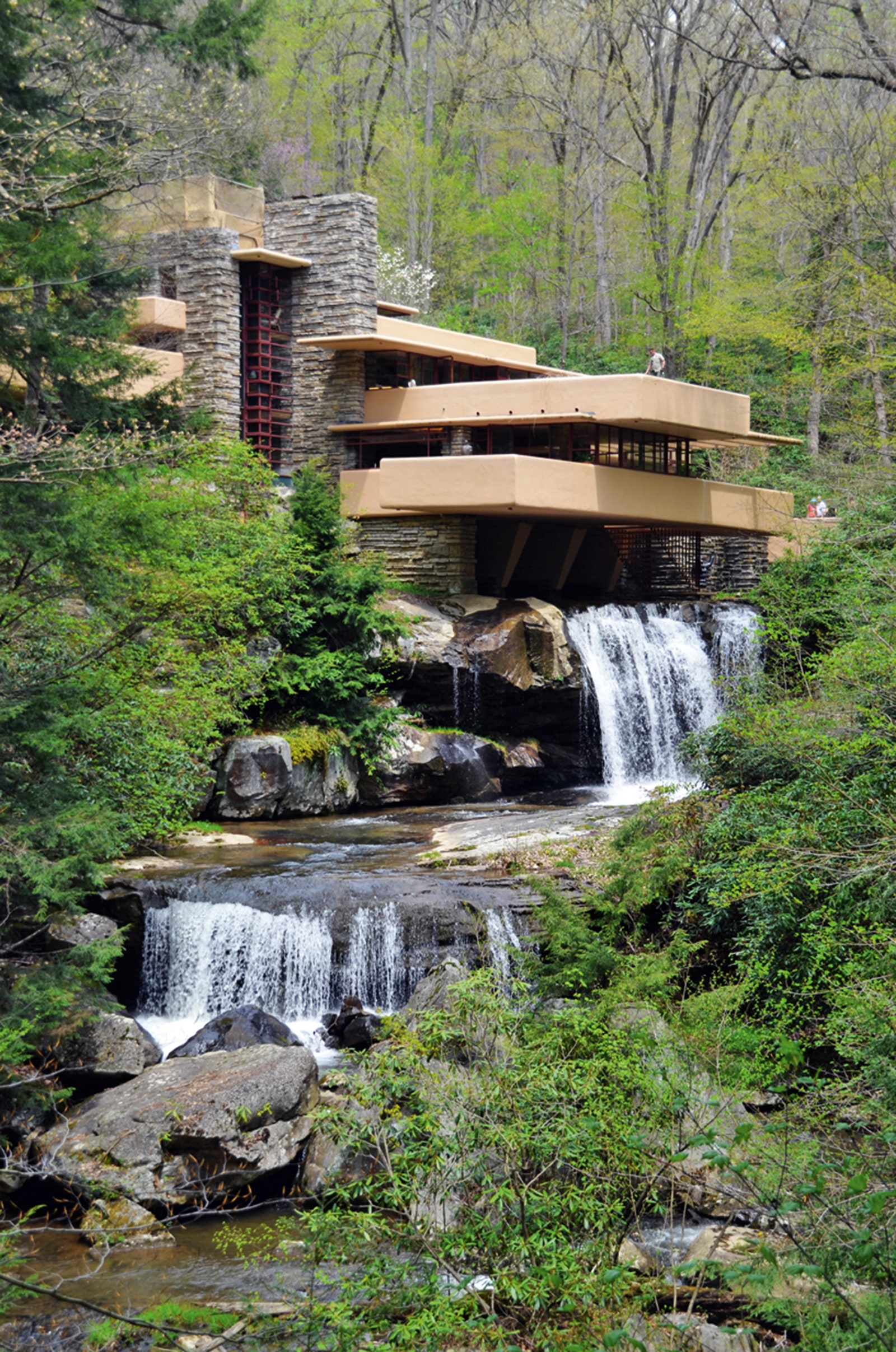 “Дом над водопадом” в 1935 году ­построил Фрэнк Ллойд Райт в стиле органической архитектуры.