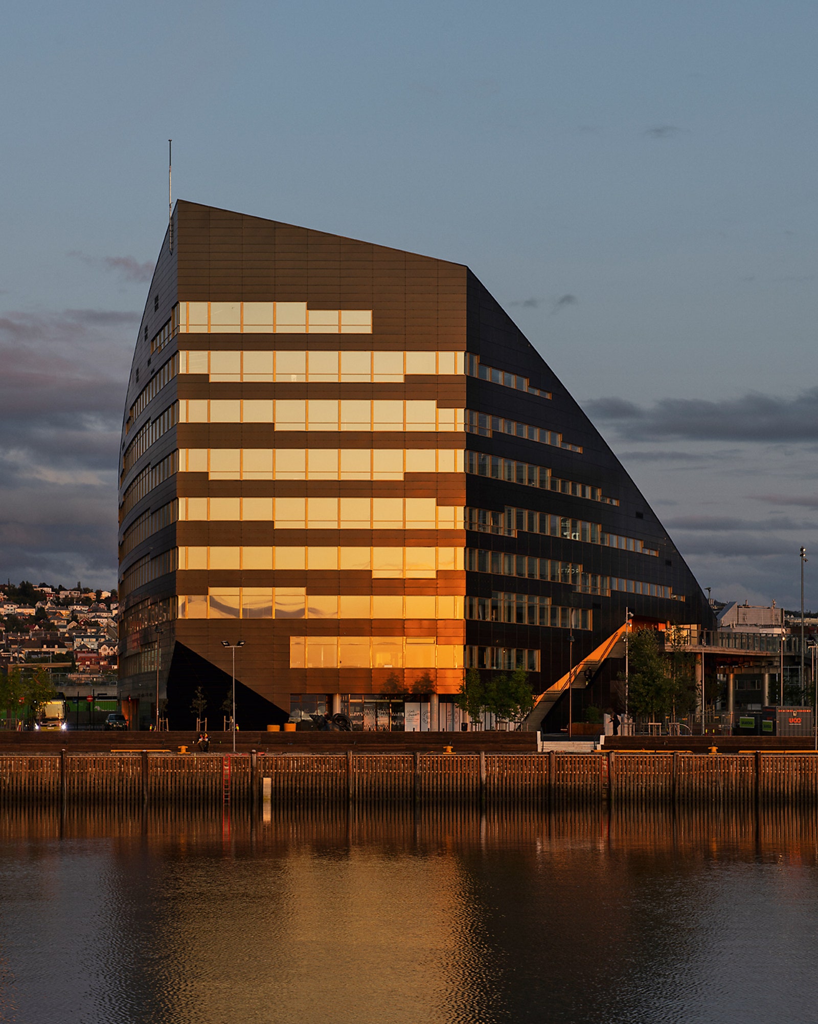 Офисное здание электростанции Братторкайя по проекту Snøhetta находится в Норвегии и благодаря солнечным панелям на...