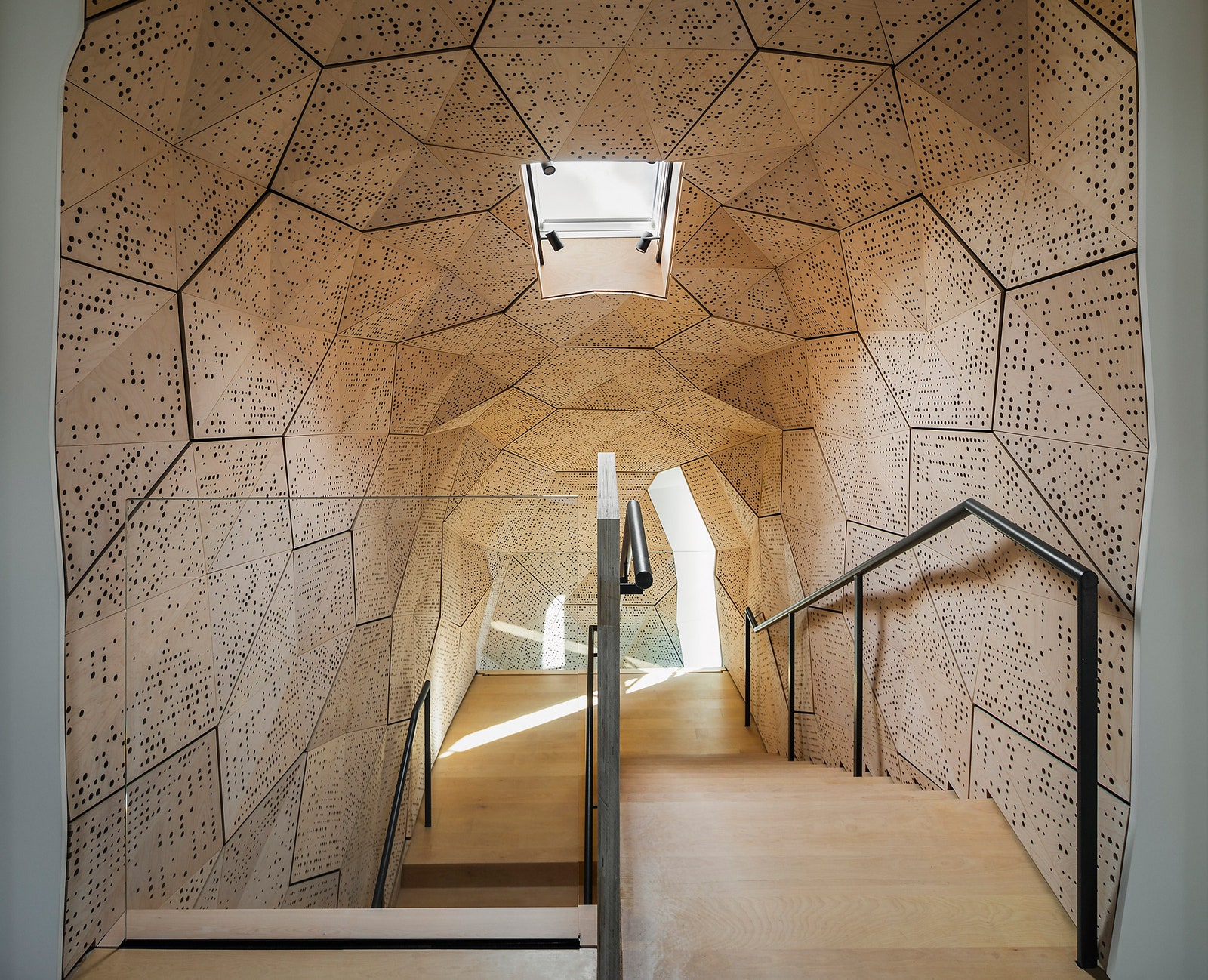 Лестница внутри HouseZero помещена в кокон из восьми­угольных панелей вид которых напоминает о роли технологий в деле...