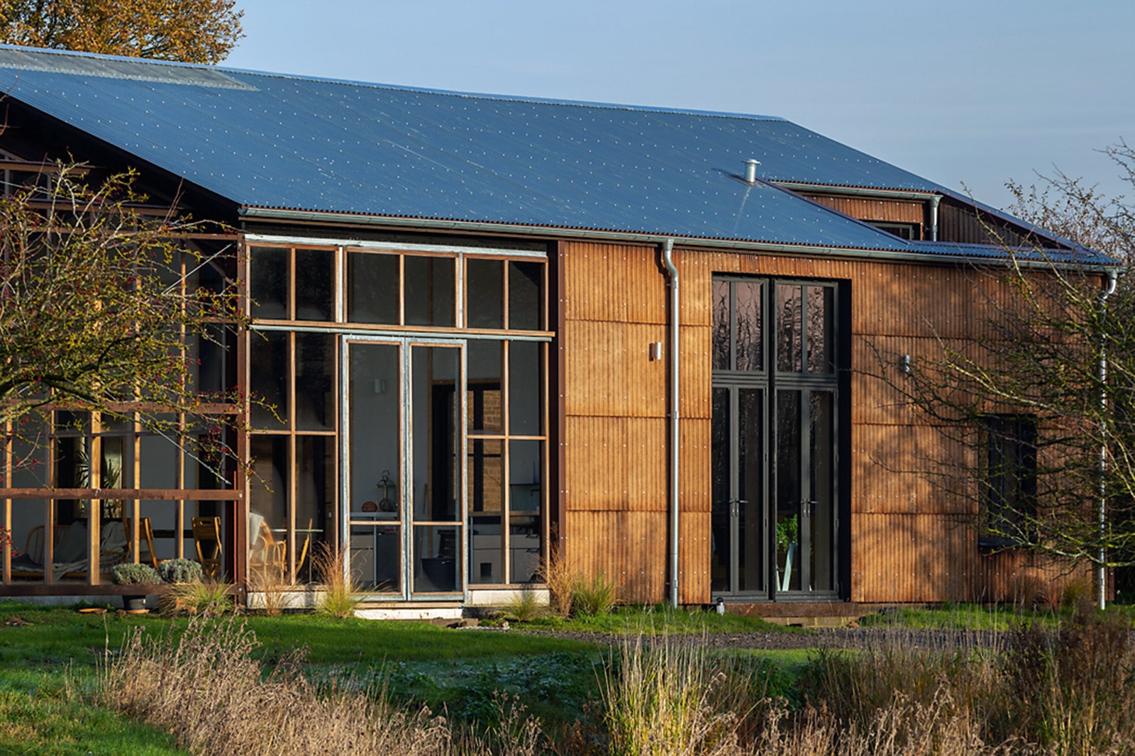 Flat House в Британии — совместная работа архитекторов из Material Cultures Practice Architecture. Он построен из...