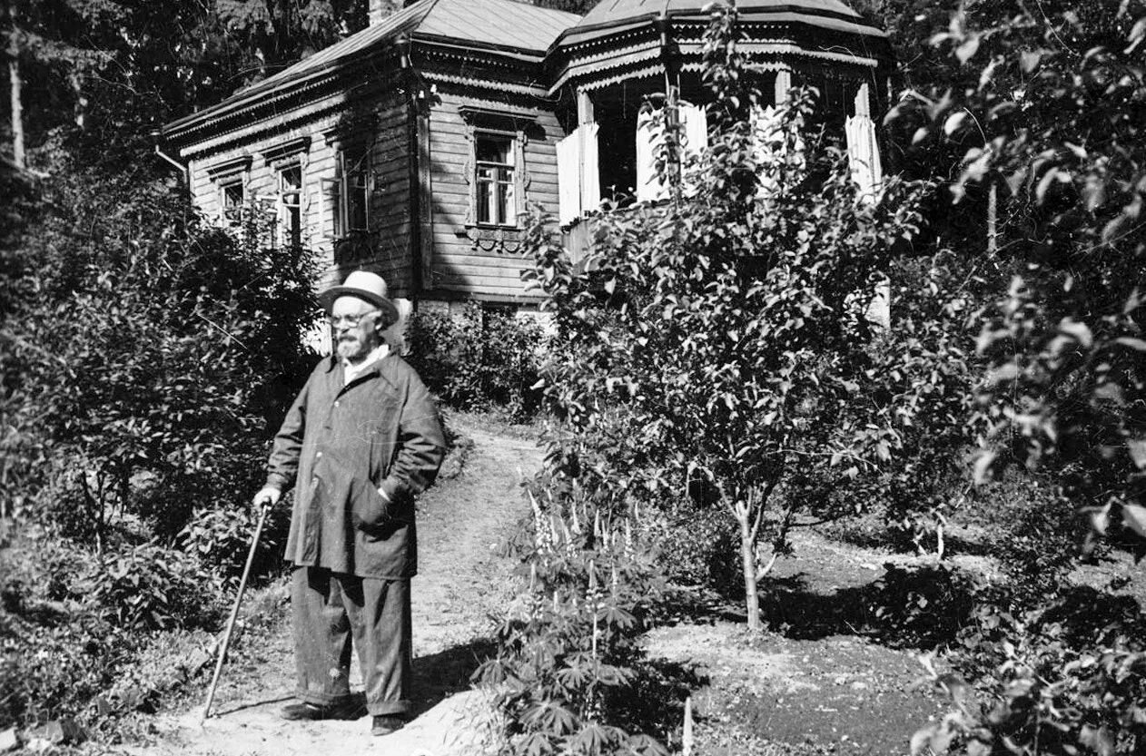 Михаил Пришвин рядом со своим домом в Дунине. Фото из архива Л. А. Рязановой.