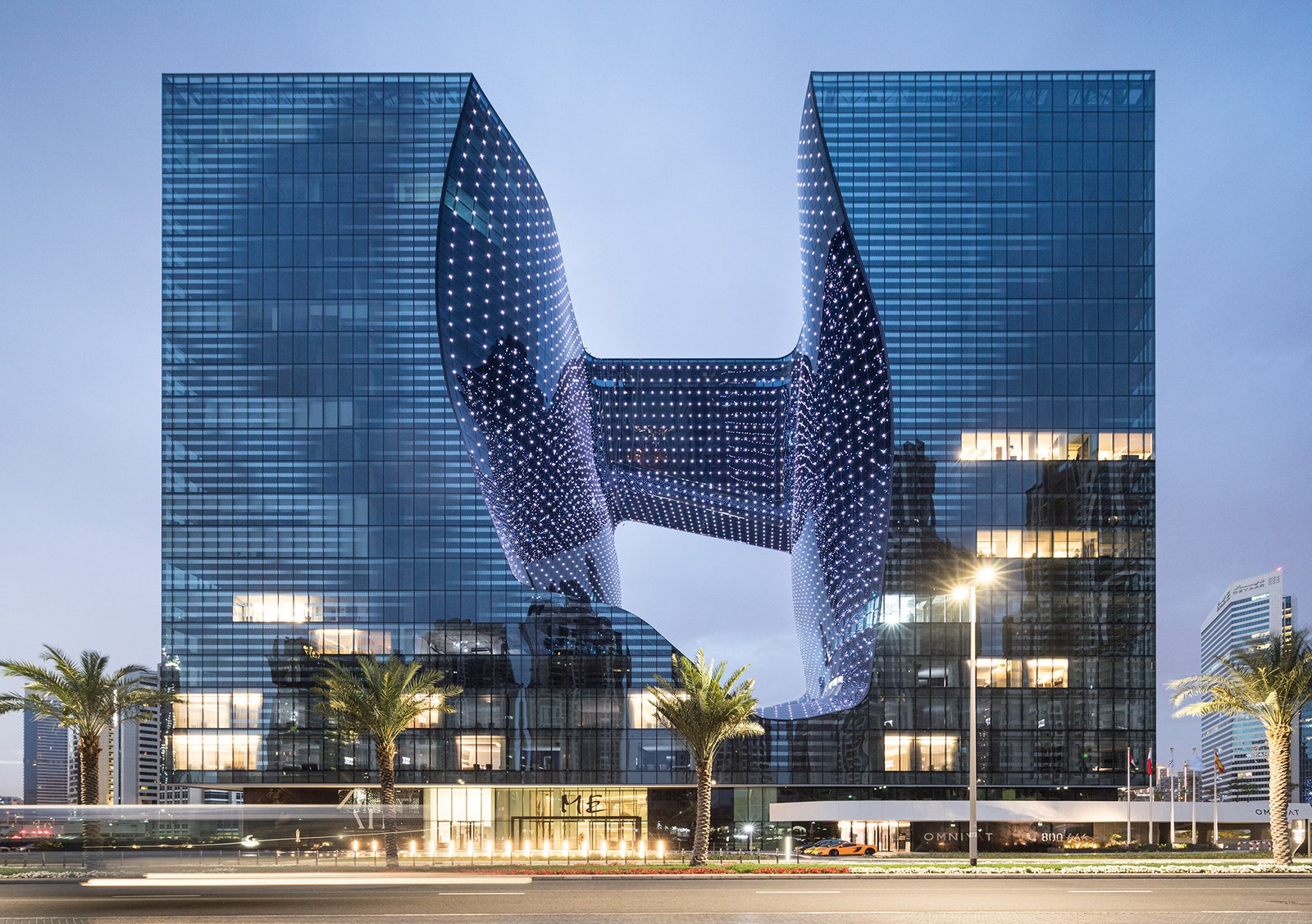 Отель ME Dubai в здании Opus по проекту Захи Хадид