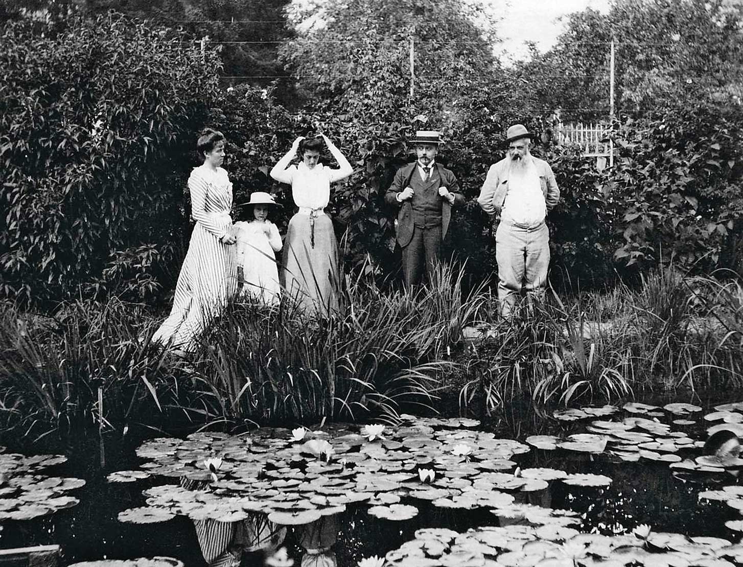 Клод Моне и гости Живерни Поль и мадам Жозеф ДюранРюэль Жермен Ошеде и Лили Батлер. Фотография 1900 года.