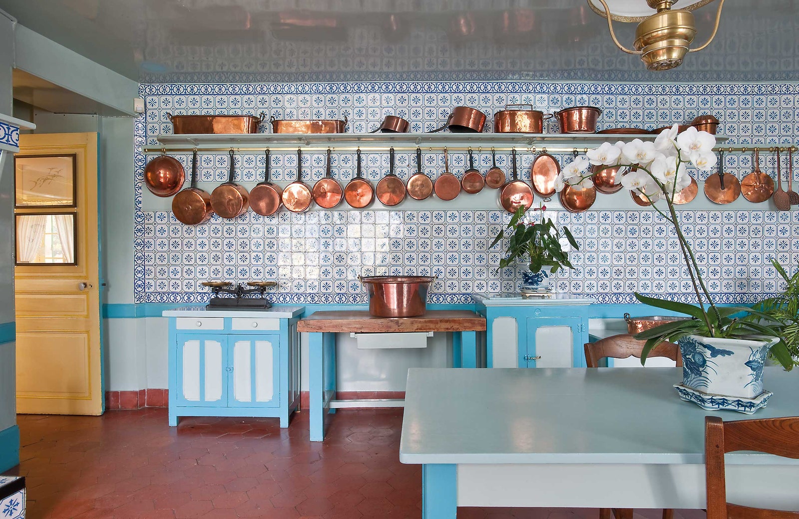Кухня тоже выдержана в синих тонах стены отделаны местной изразцовой плиткой.