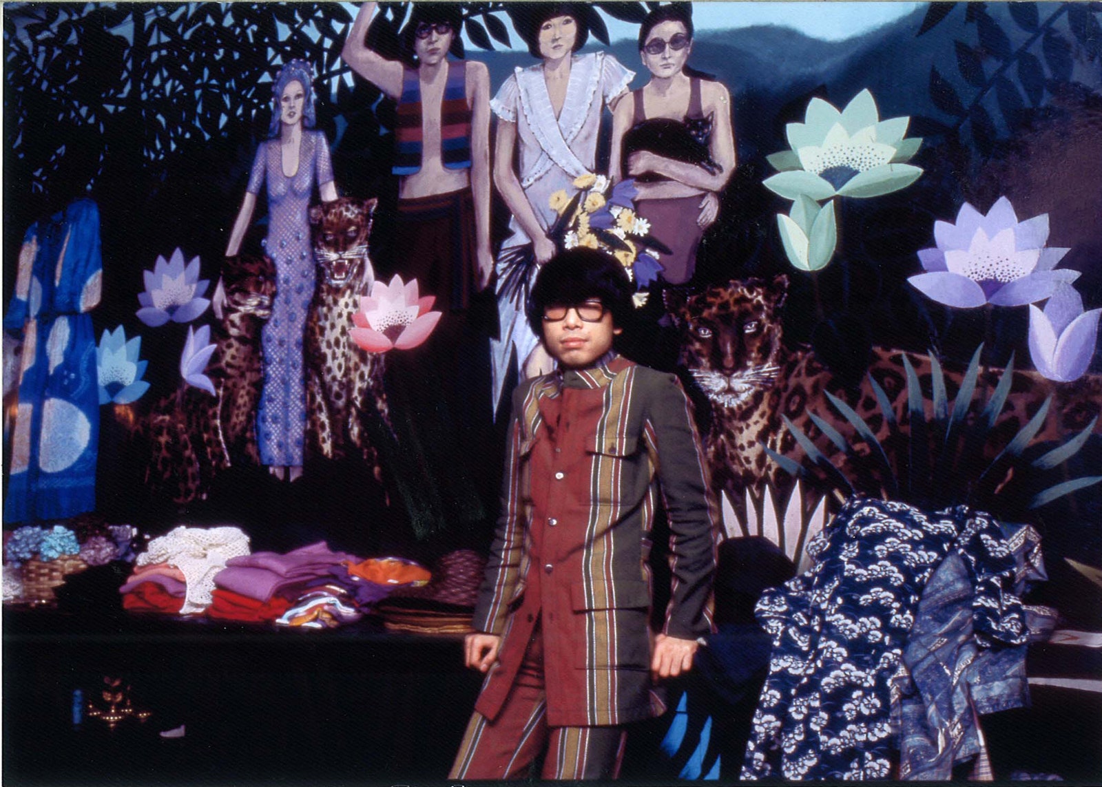 Кензо в первом бутике своего бренда Jungle Jap . Фото © Richard Haughton — Book Kenzo Takada by Kazuko Masui and Chihiro...