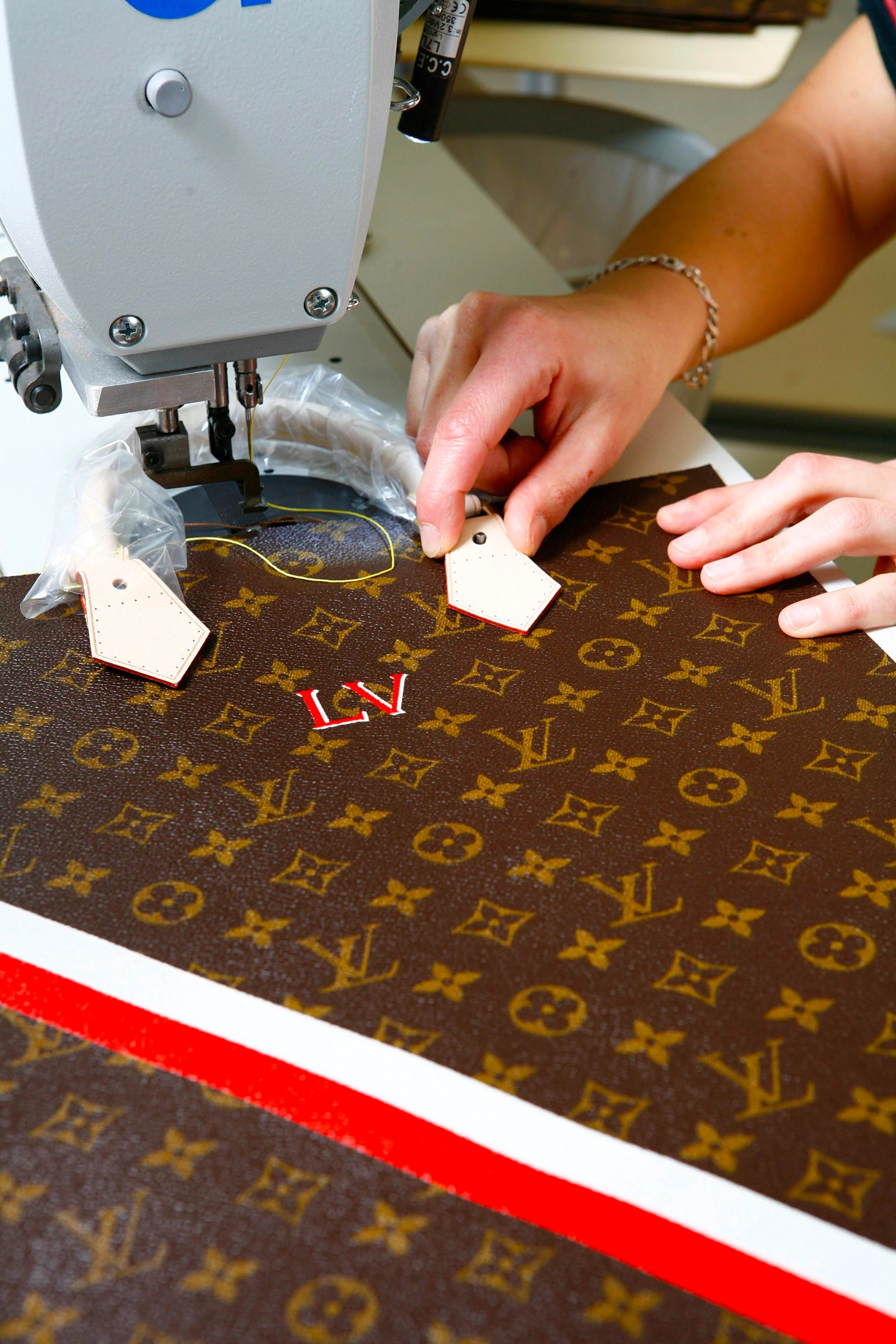Процесс создания багажа марки Louis Vuitton.