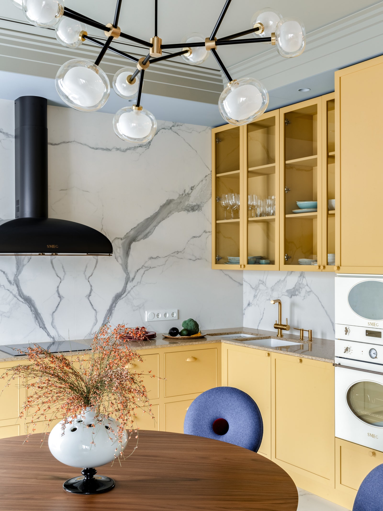Фрагмент кухни. Ваза Moooi бытовая техника Smeg.