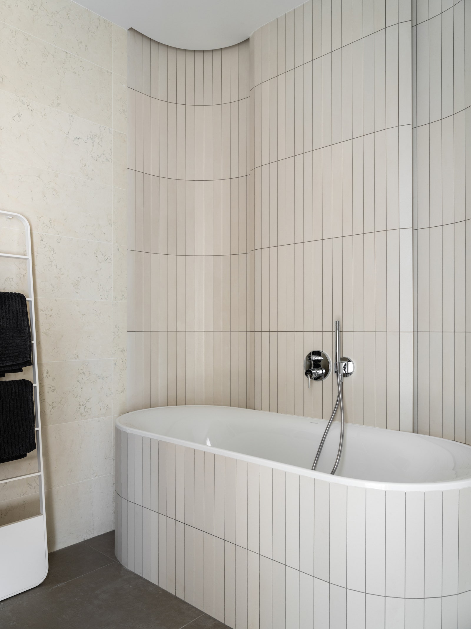 Основная ванная комната. Стены отделаны мрамором Biancone и плиткой Mutina. Полотенцесушитель Agape.