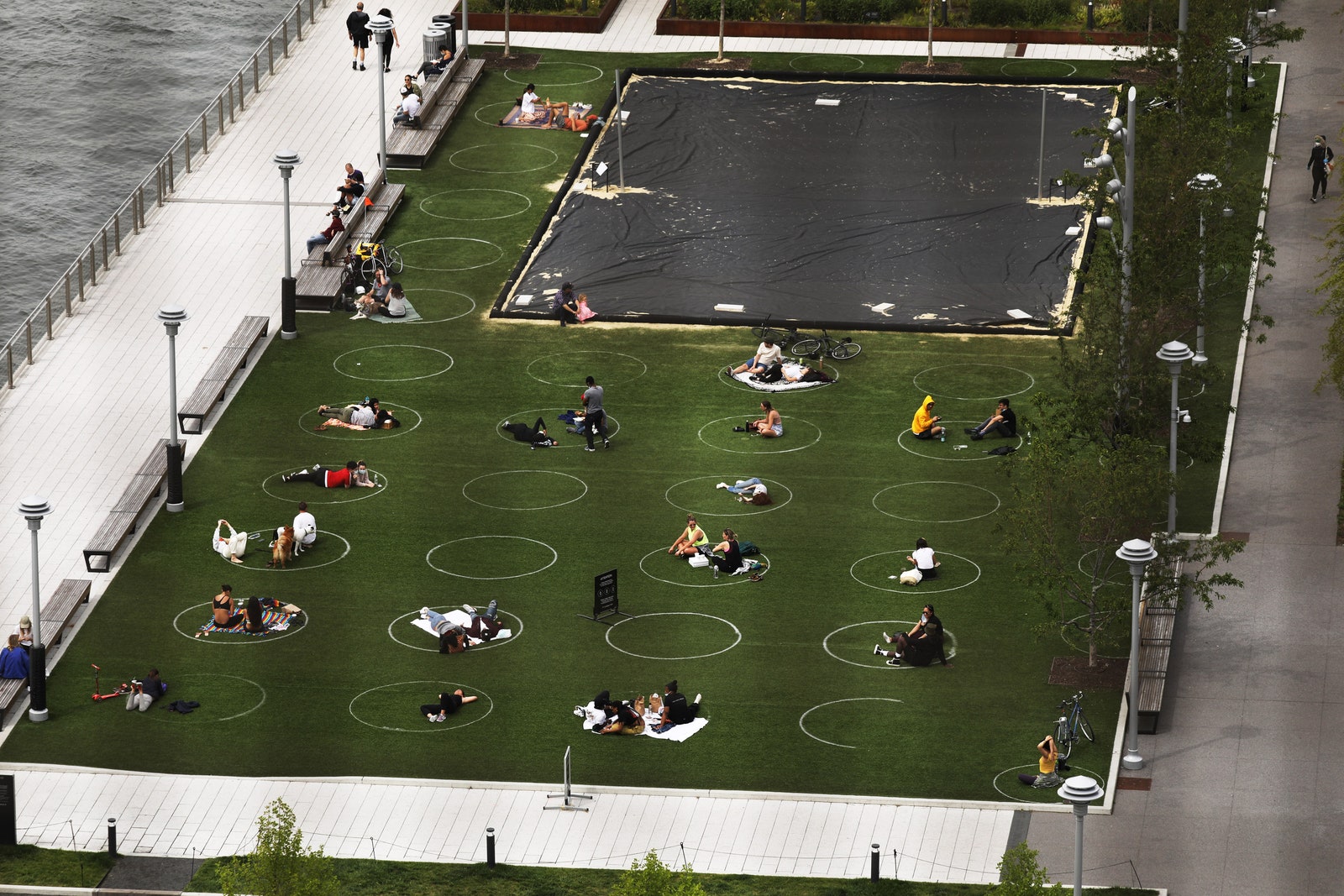 В бруклинском парке нарисовали круги для социального дистанцирования