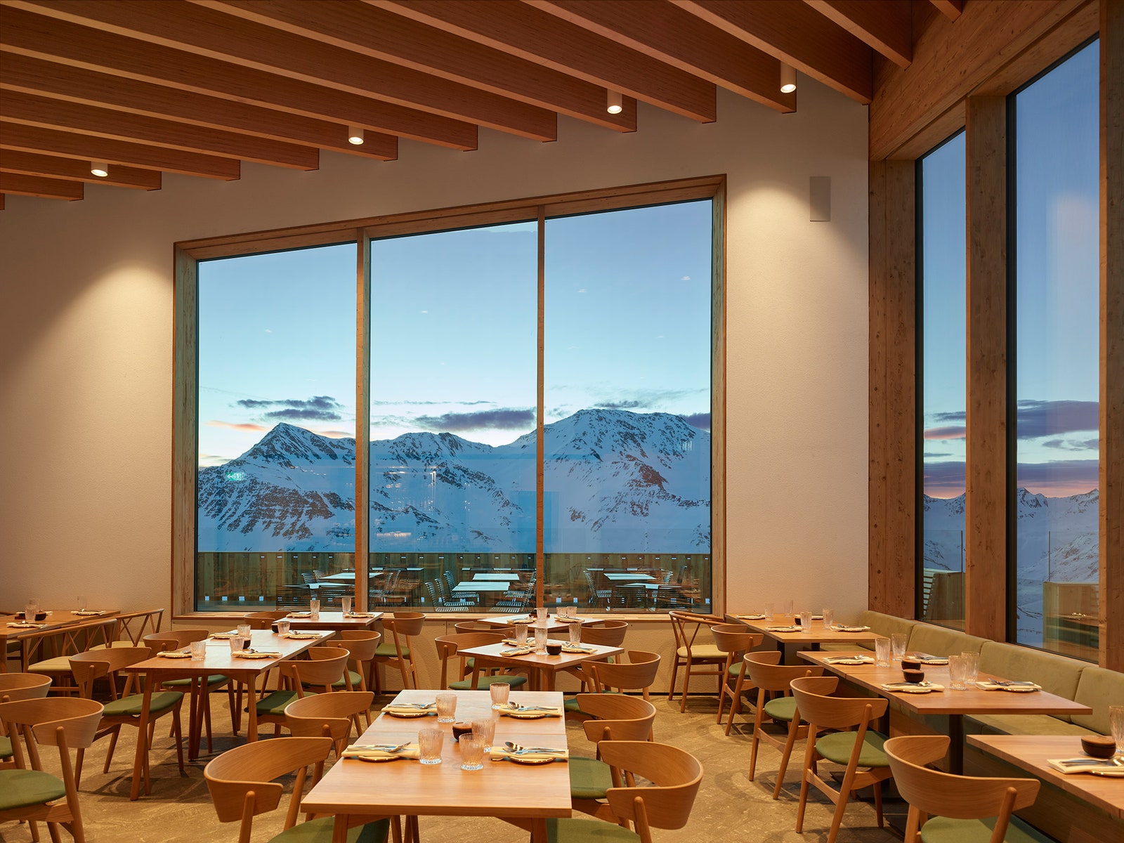 Ресторанный комплекс с видом на горы в Андерматте