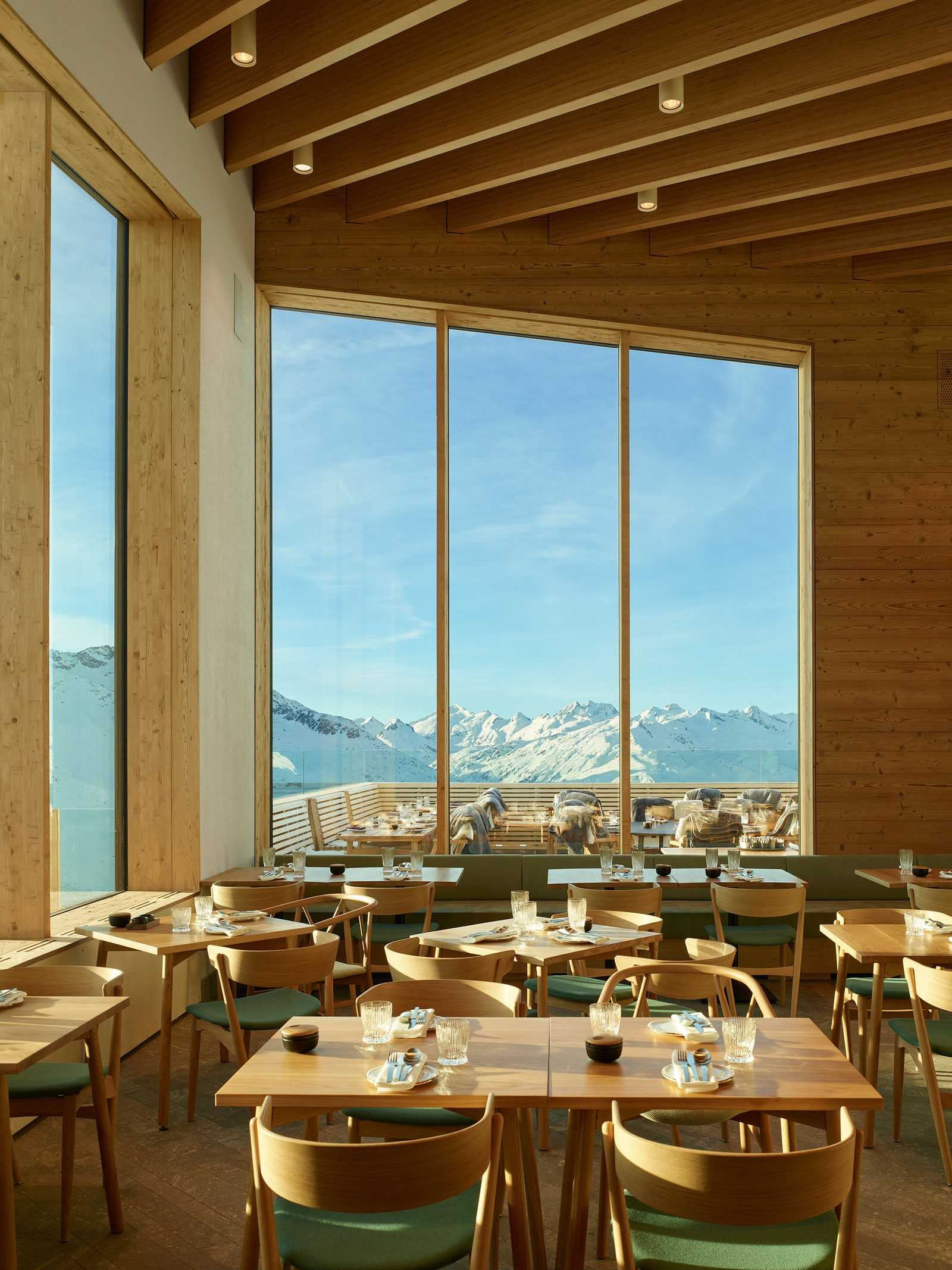 Ресторанный комплекс с видом на горы в Андерматте