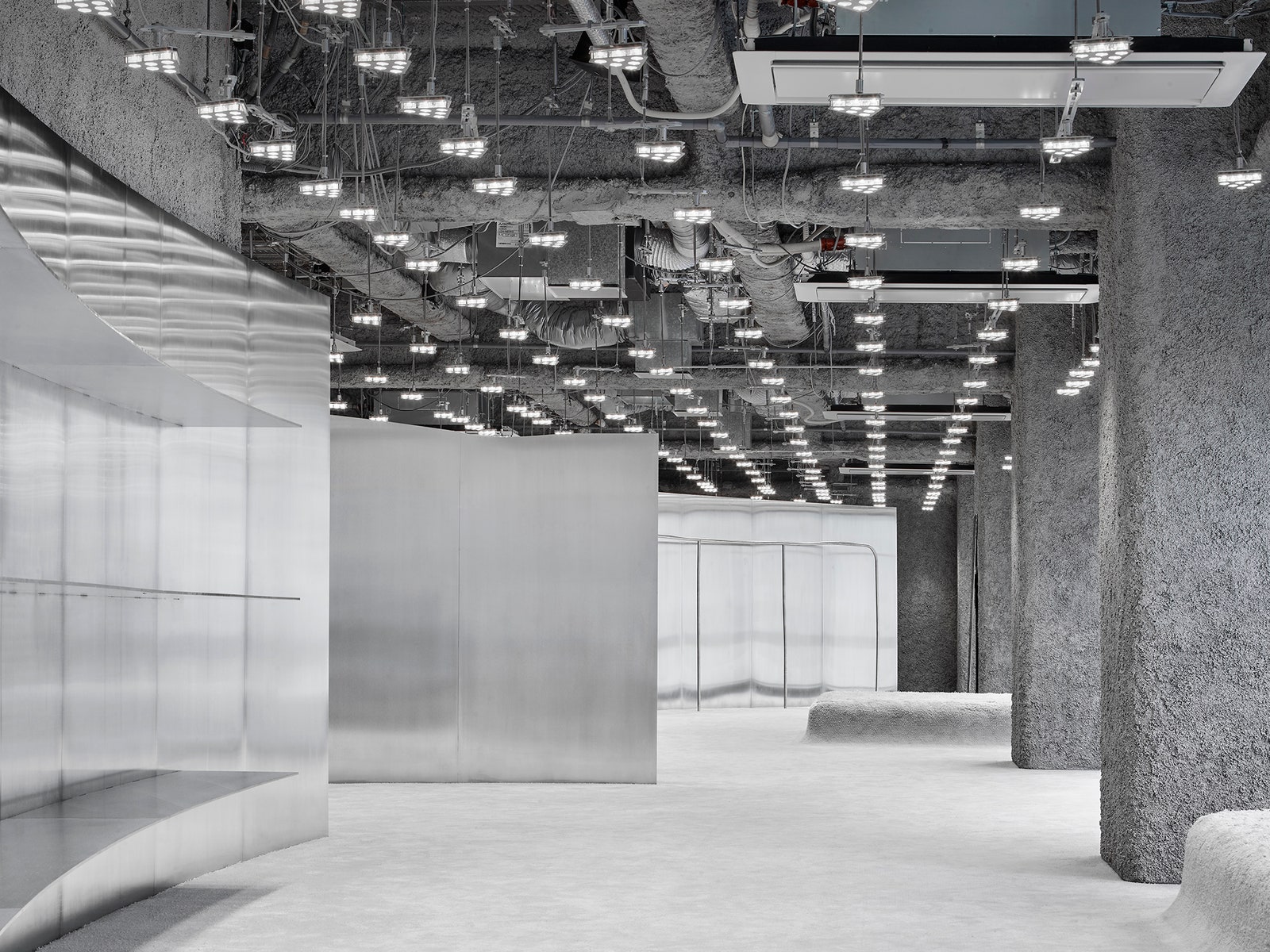 Минималистский шоурум Acne Studios в серебристых тонах