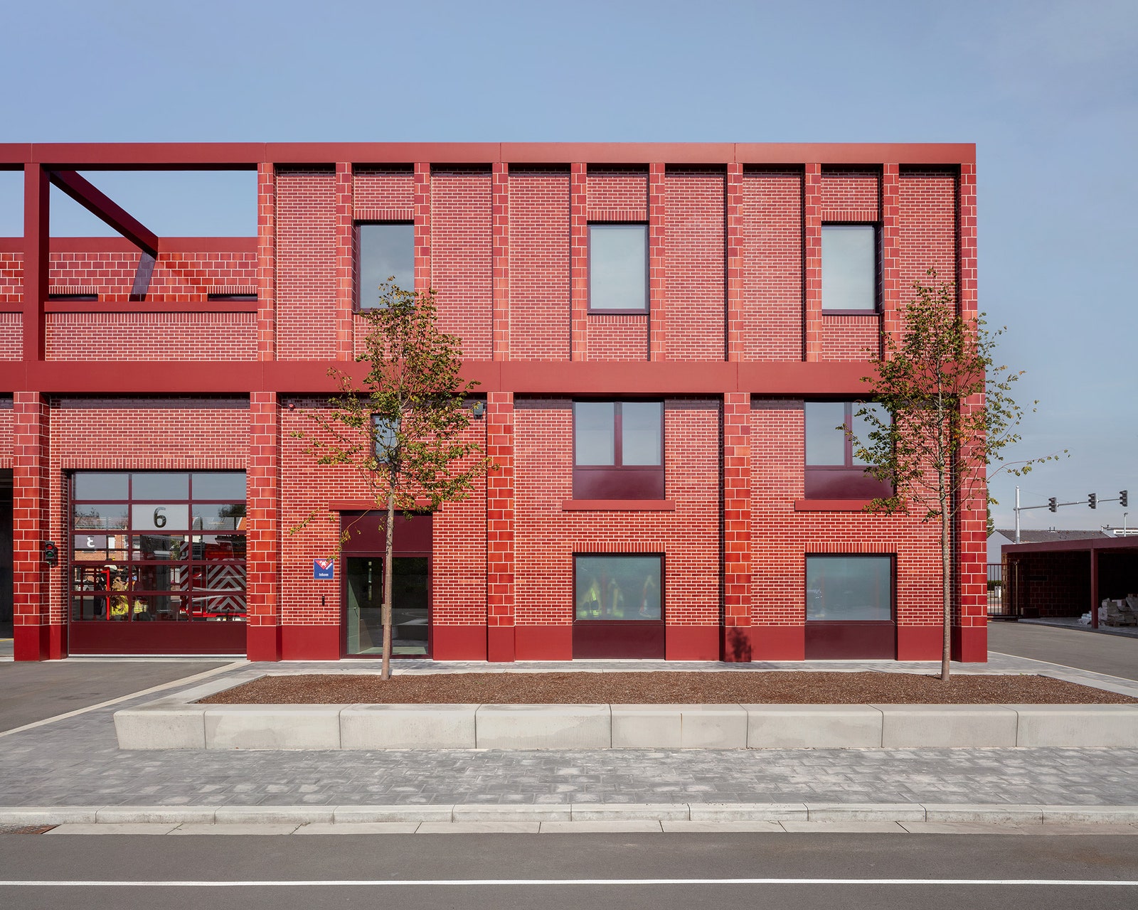 Новая пожарная часть Антверпена с ярким фасадом