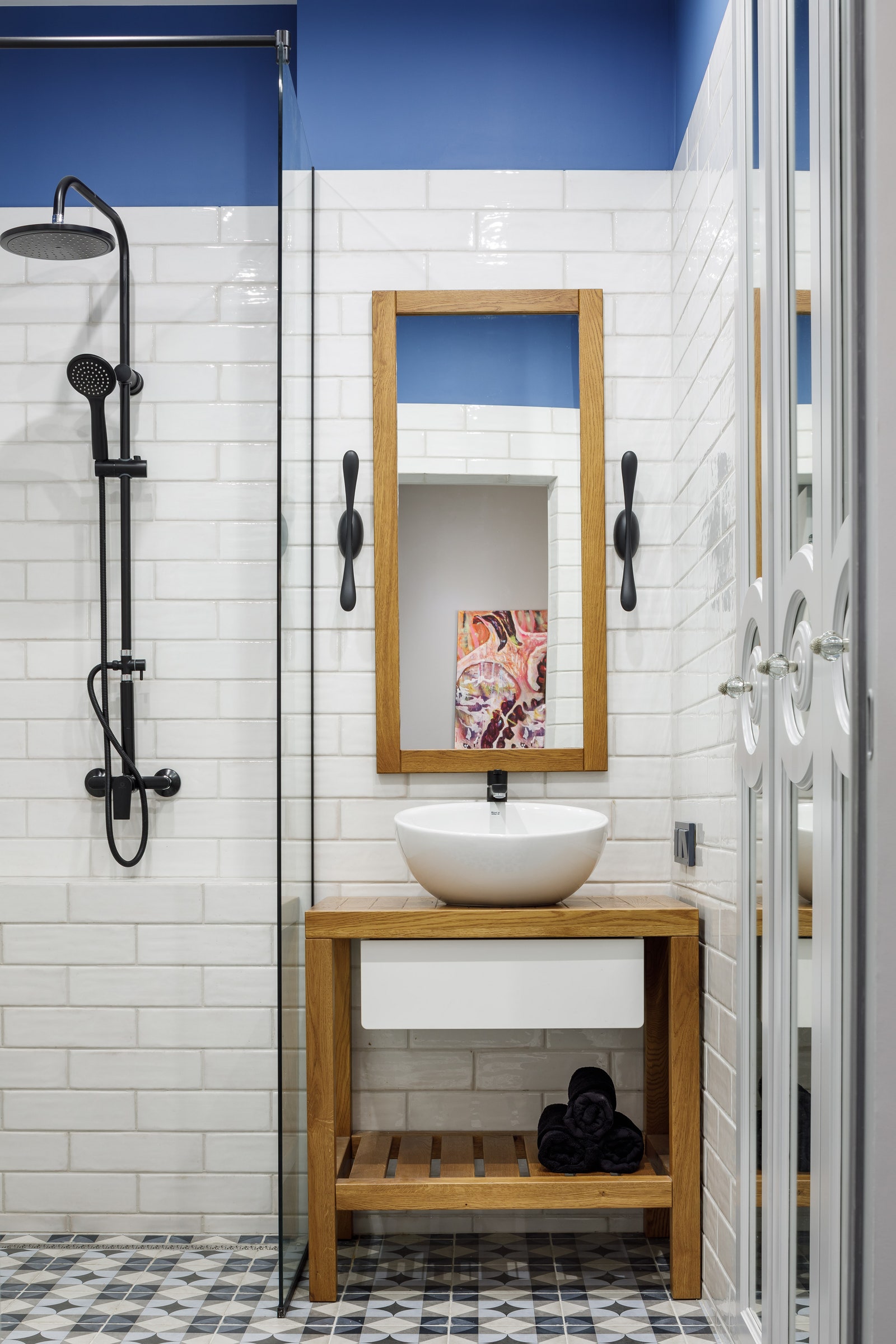 Ванная комната. Тумба зеркало шкафы изготовлены на заказ по эскизам дизайнеров сантехника Ravak плитка напольная Equipe.
