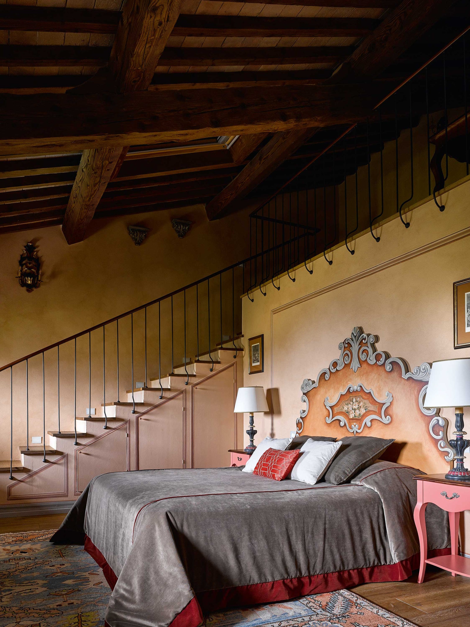 Хозяйская спальня. Изголовье кровати сделано по эскизам дизайнера прикроватные тумбы Lapi Arredamenti лампы Salaiolo.