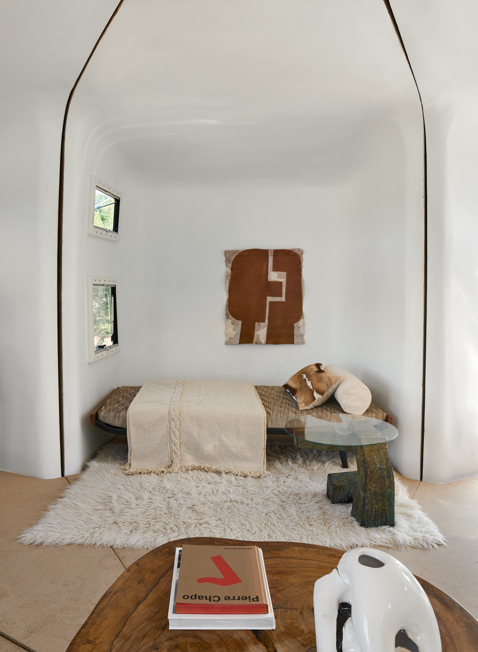 Зона спальни. Кро­вать 1960х годов по дизайну Андре Кордемайера на ней армянское шерстяное одеяло на стене работа ­Пьера...
