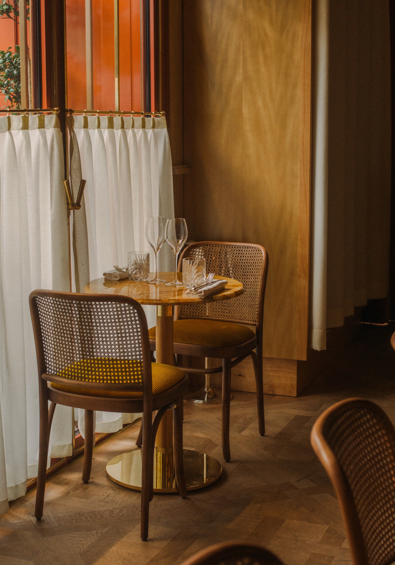 Золотистая палитра и элементы ардеко ресторан Nolinski в Париже