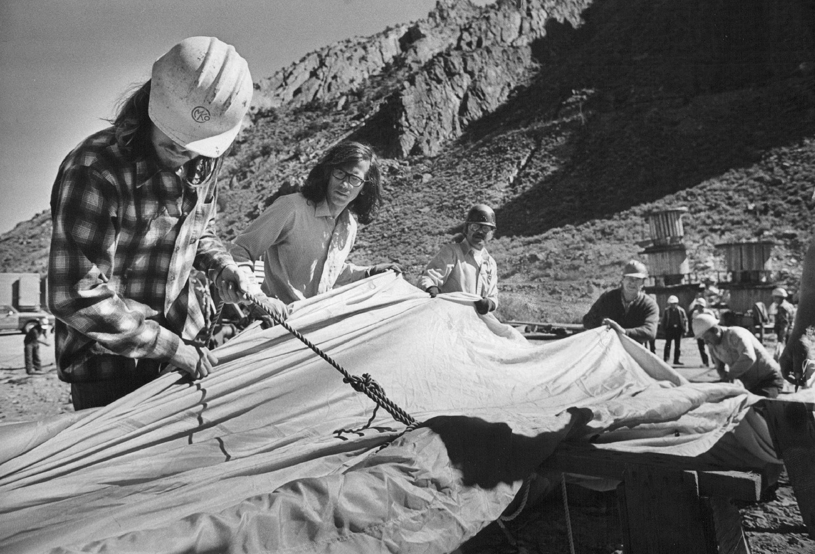 1971 год. Христо дает указания рабочим на строительной площадке в парке РайфлГэп. Рабочие готовят оранжевую штору для...