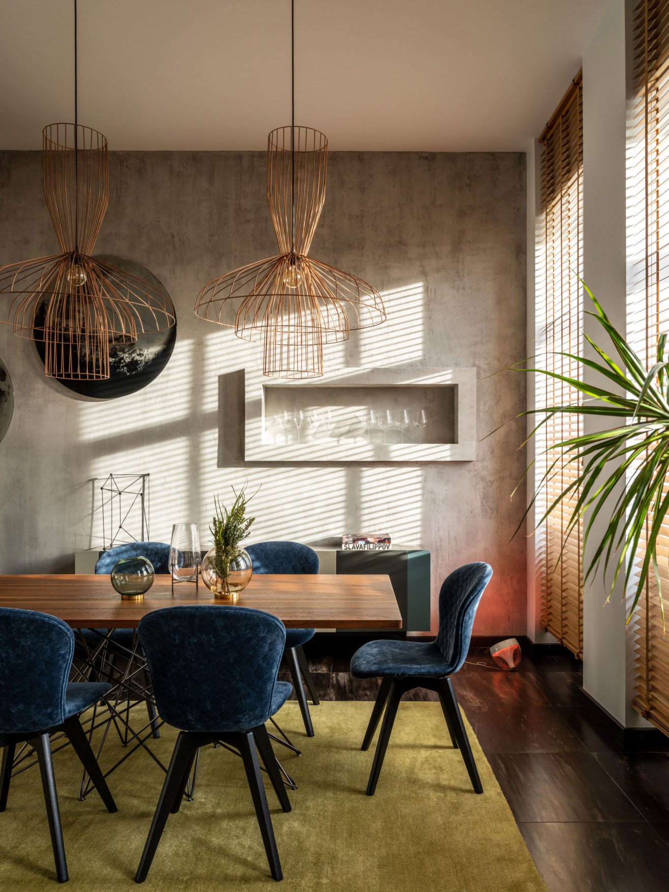 Зона столовой. Светильники Ligne Roset стулья BoConcept. Фото Михаил Лоскутов. Стилист и продюсер Наталья Онуфрейчук.