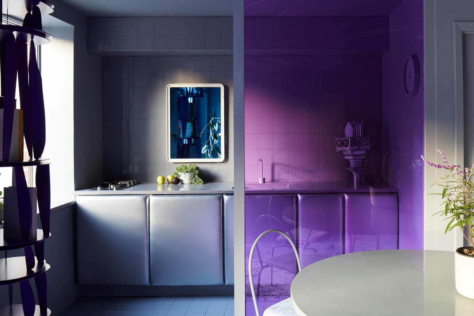 Двухуровневая квартира в пурпурных тонах дизайнера Гарри Нуриева
