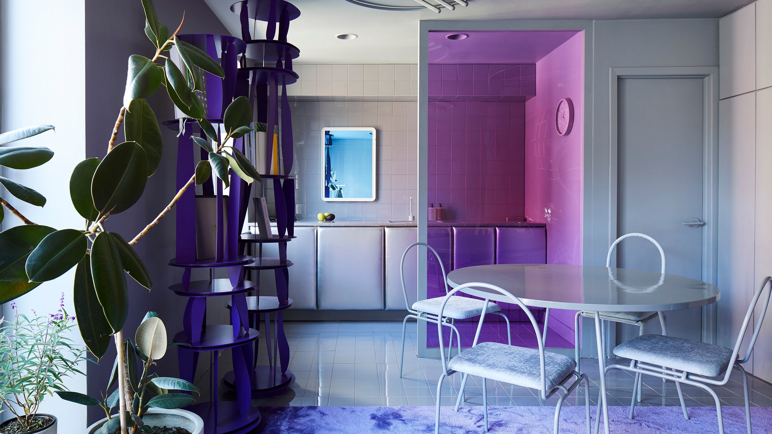 Двухуровневая квартира в пурпурных тонах дизайнера Гарри Нуриева