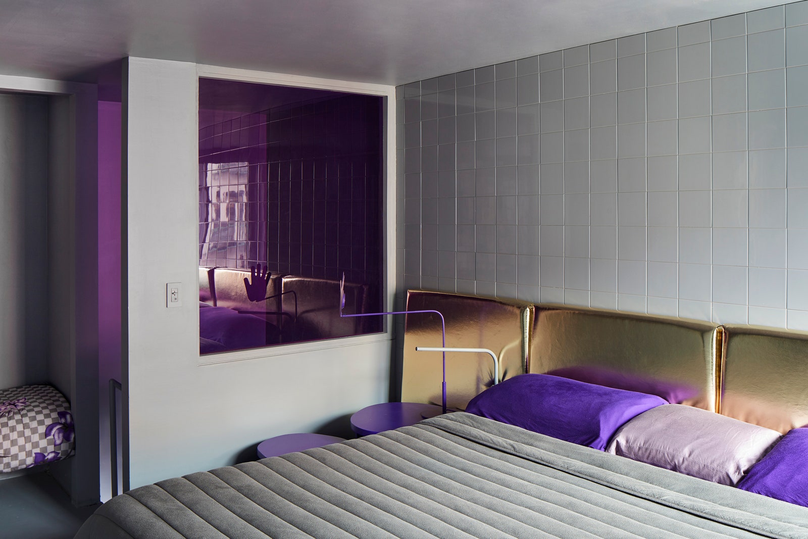 Спальня на втором уровне апартаментов. Изголовье кровати выполнено из такой же экокожи как и фасады кухни только на этот...
