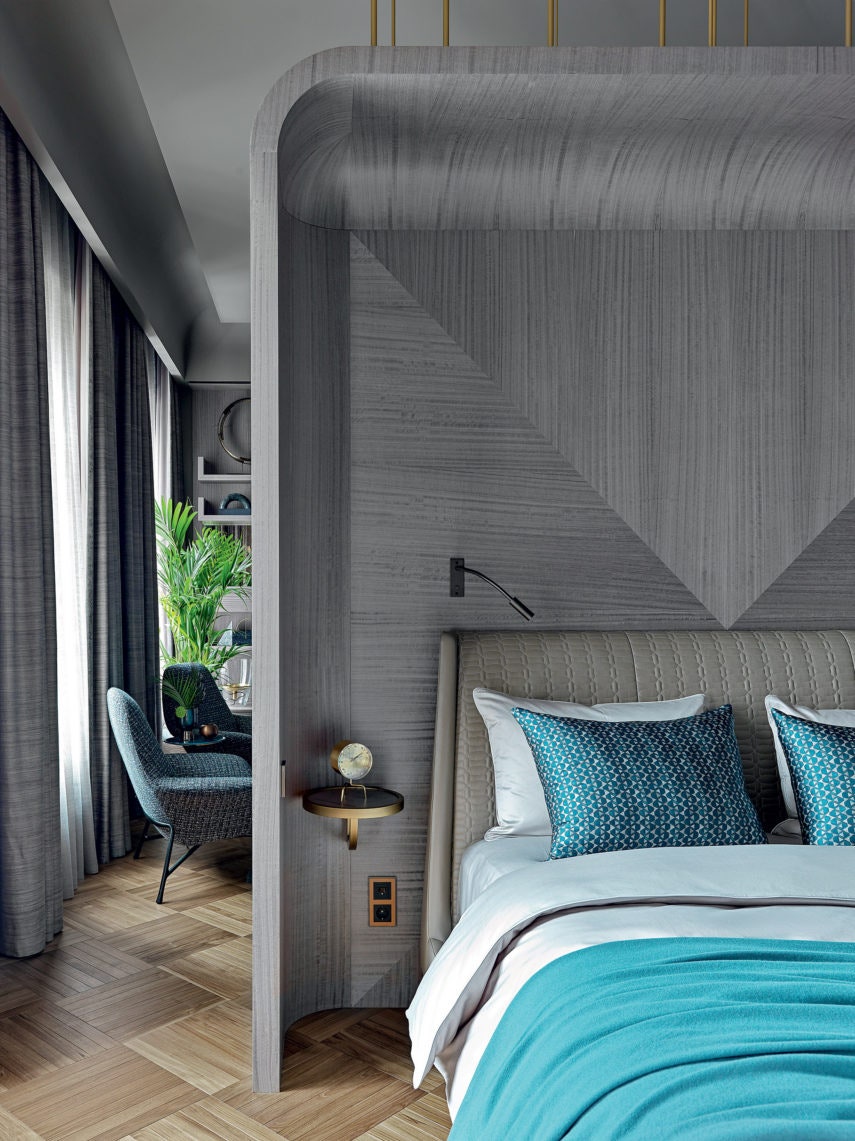 Перегородка между спальней и гостиной облицована тонированным в серый цвет шпоном эвкалипта. Шторы из ткани Armani Casa...