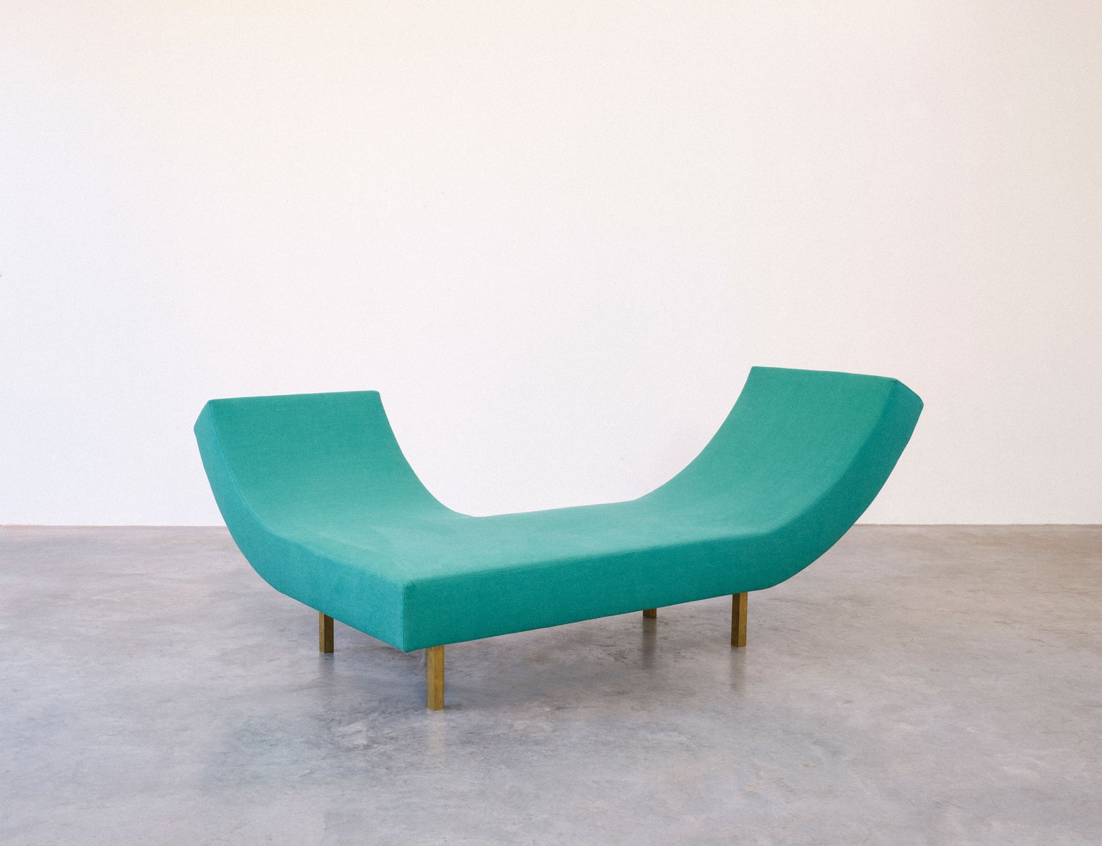 Выставка дизайнерской мебели на модернистской вилле