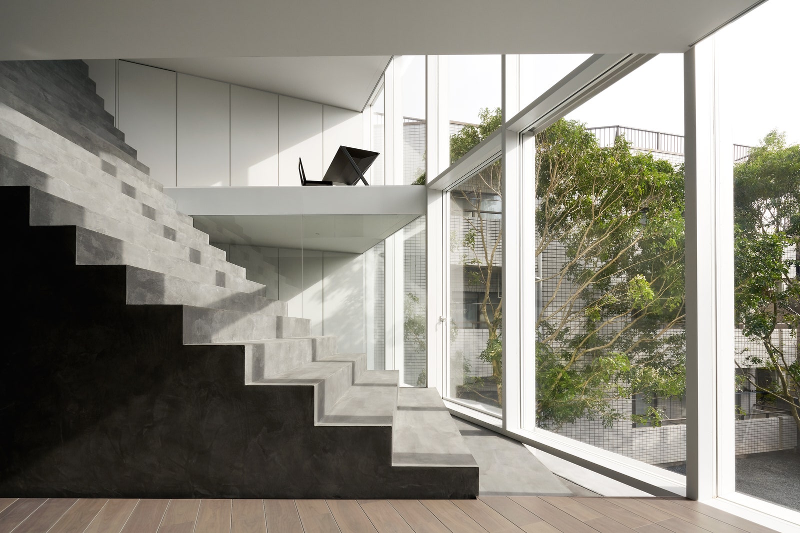 Дом разделенный лестницей от студии Nendo