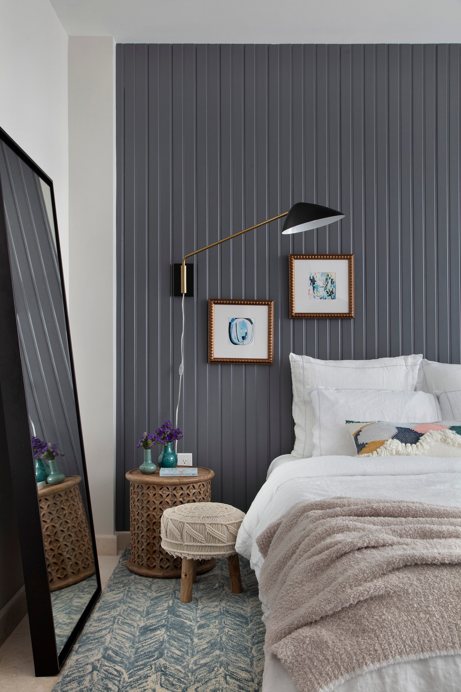 Гостевая спальня на контрасте с хозяйской оформлена с помощью серосиних реек.