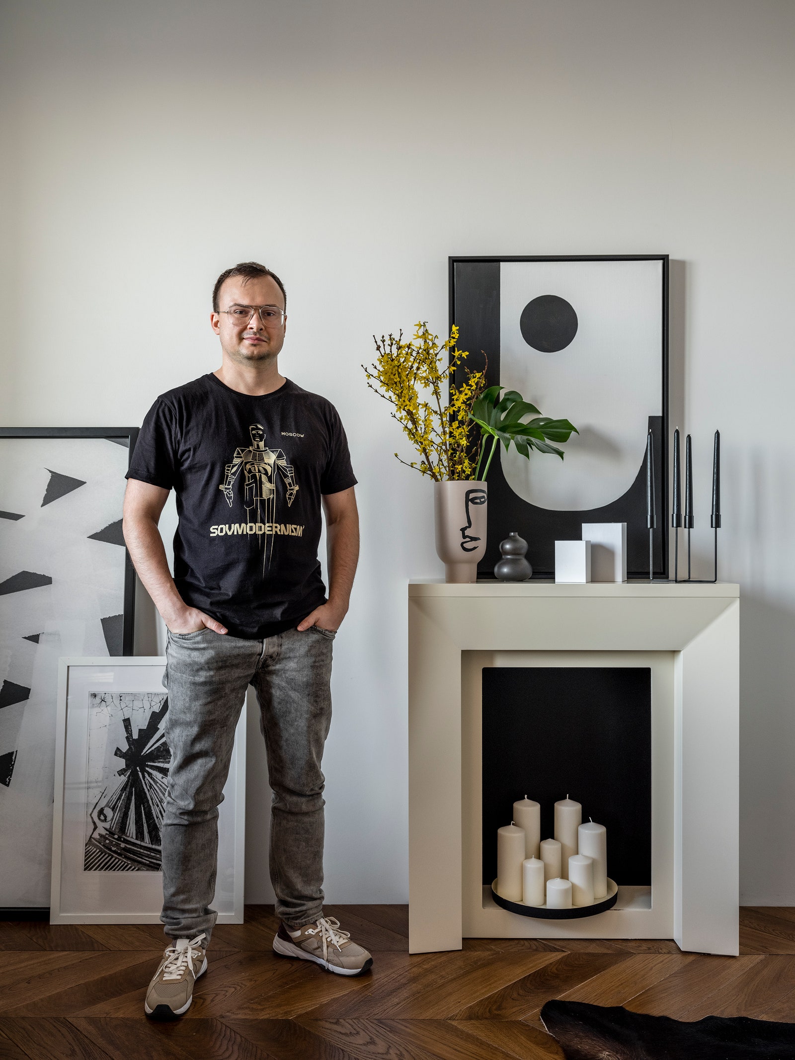 Дизайнер студии Geometrium автор проекта и хозяин квартиры Алексей Иванов.