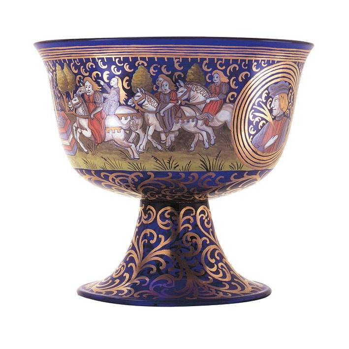 Barovier Wedding Cup выполнена из синего стекла с цветными украшениями. Считается что ее автор — Анджело Баровьер .