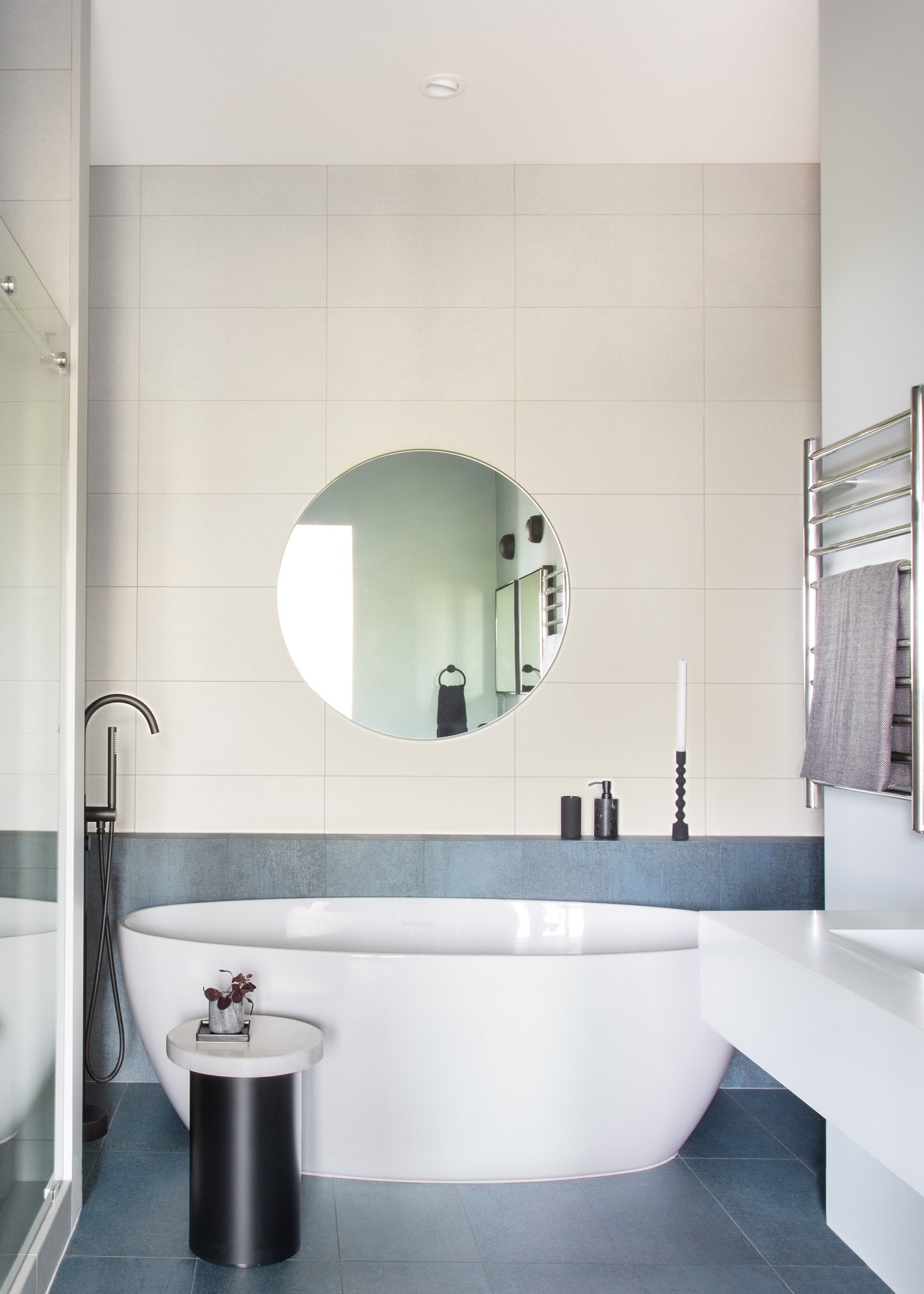 Ванная комната при спальне. Зеркало и столик с мраморной верхней частью EQ3 плитка Caesar Ceramiche.