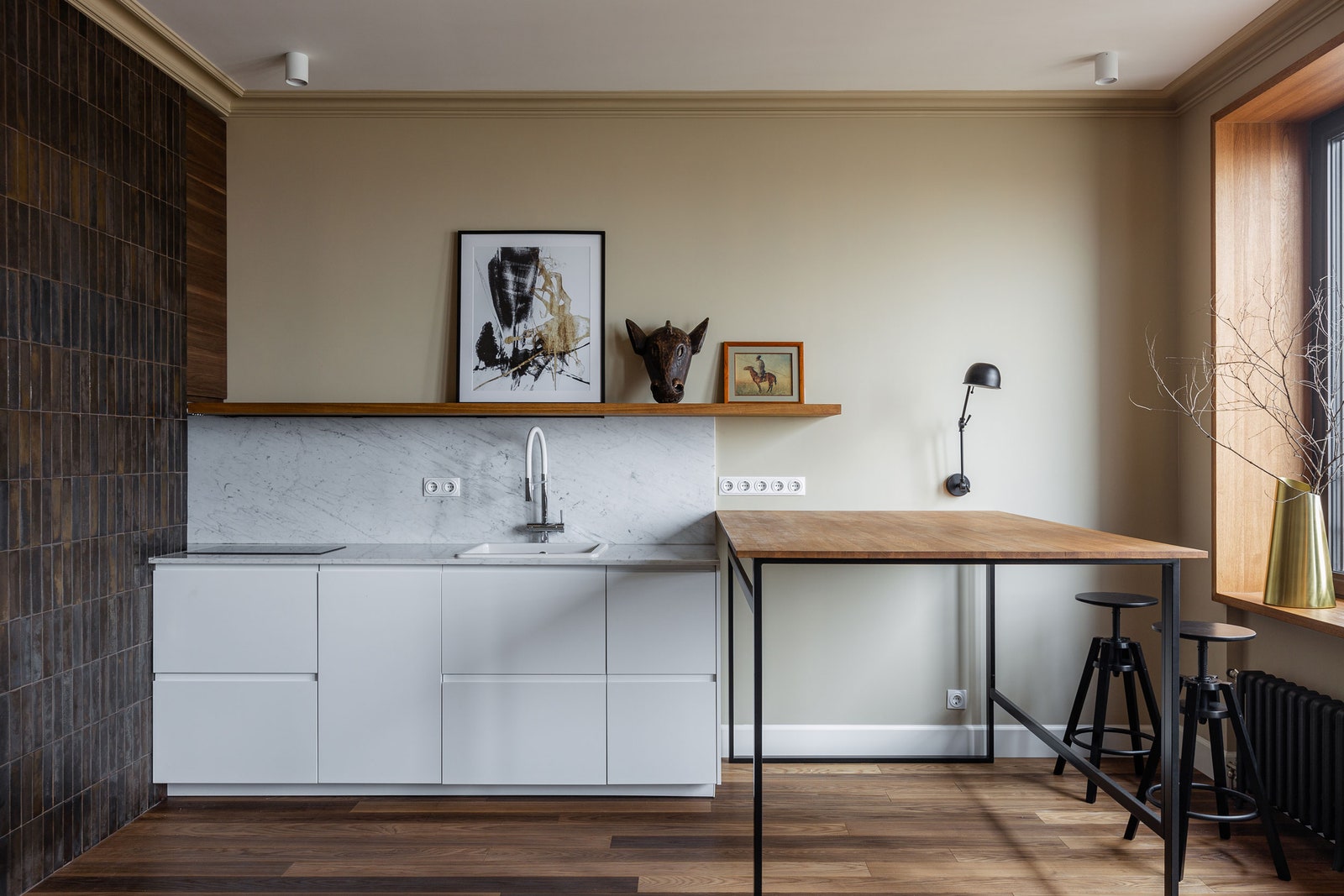 Кухня IKEA большая картина Dantone Home плитка ручной работы Tile Atelier гипсовые карнизы “Гипсовое ателье”. Краска...