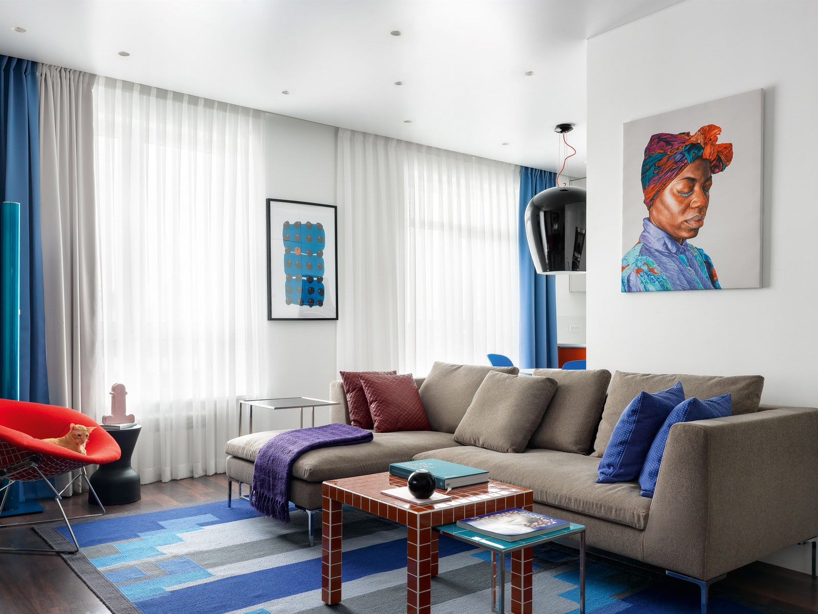 Квартира для молодого человека, картины и кота, 55 м²