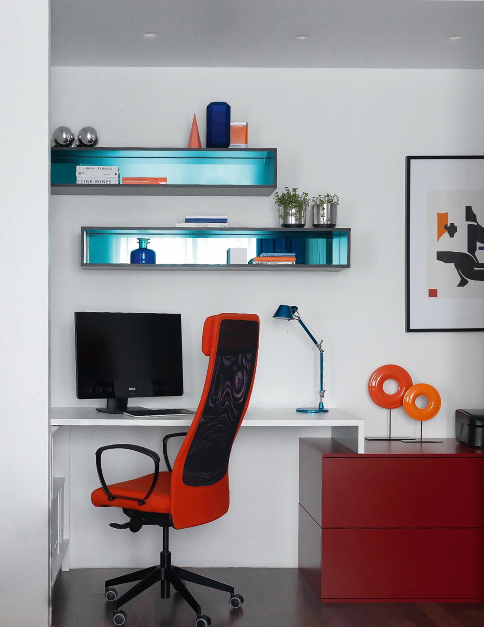 Рабочая зона. Полки тумба и стол изготовлены по эскизам дизайнера кресло IKEA настольная лампа Artemide.