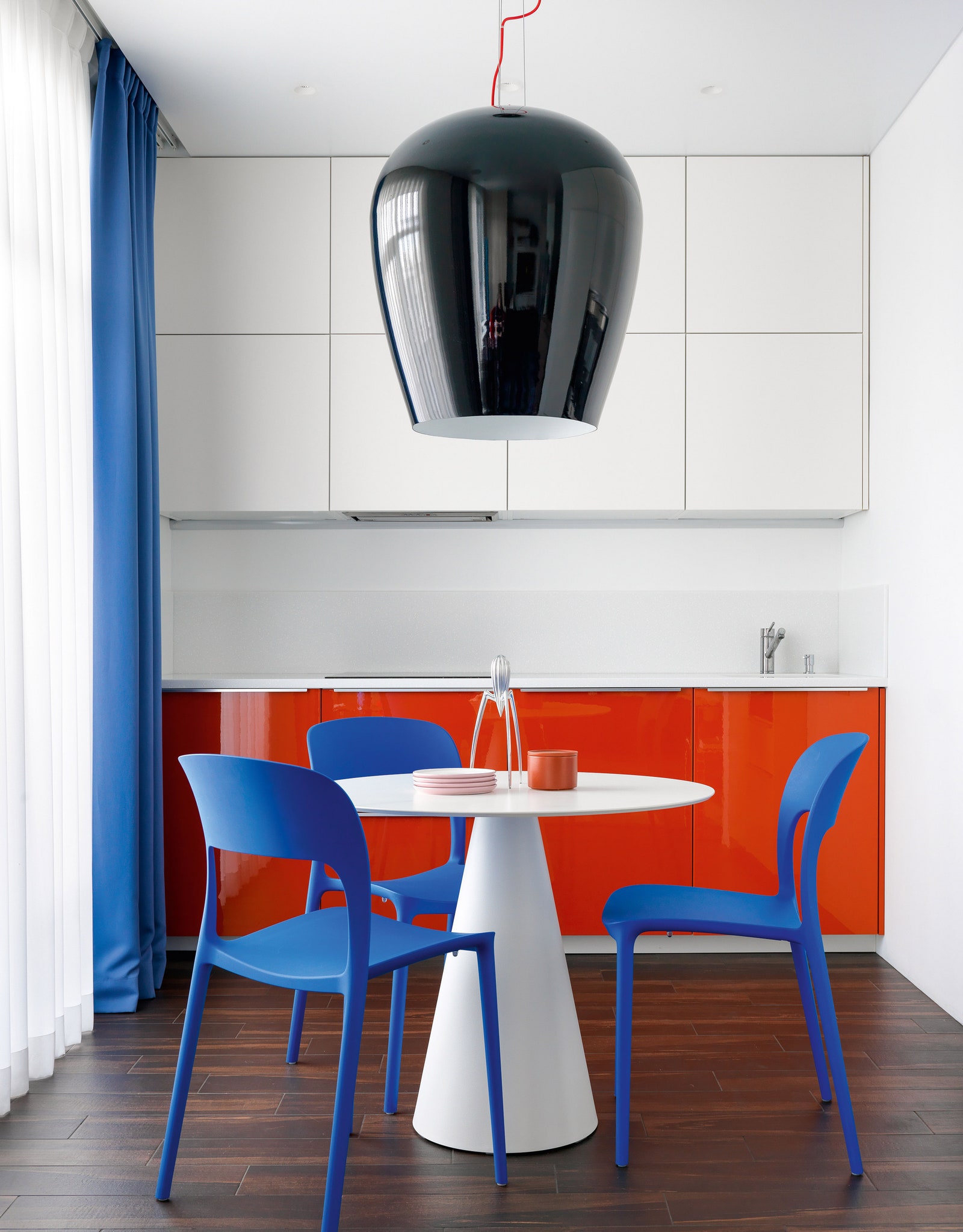 Кухня. Гарнитур изготовлен на заказ по эскизам дизайнера стол Pedrali стулья Bontempi соковыжималка Alessi чайник...