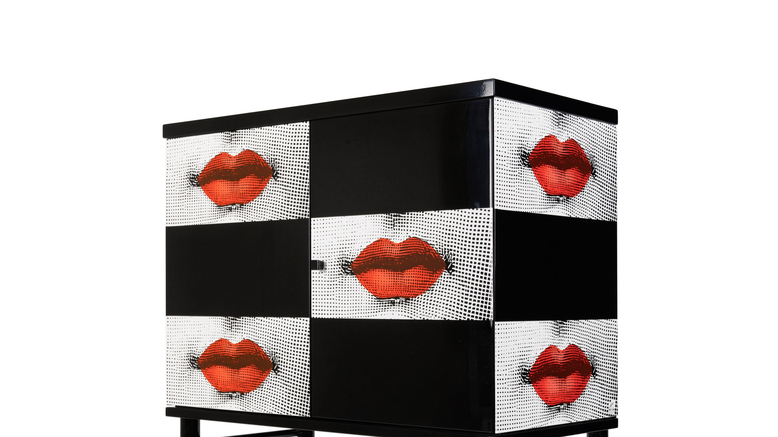 Поцелуй от Fornasetti новая коллекция мебели и аксессуаров
