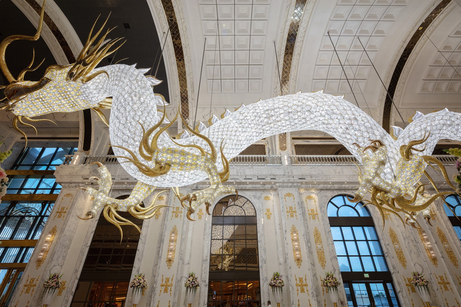 Огромные драконы из кристаллов Swarovski от Lasvit